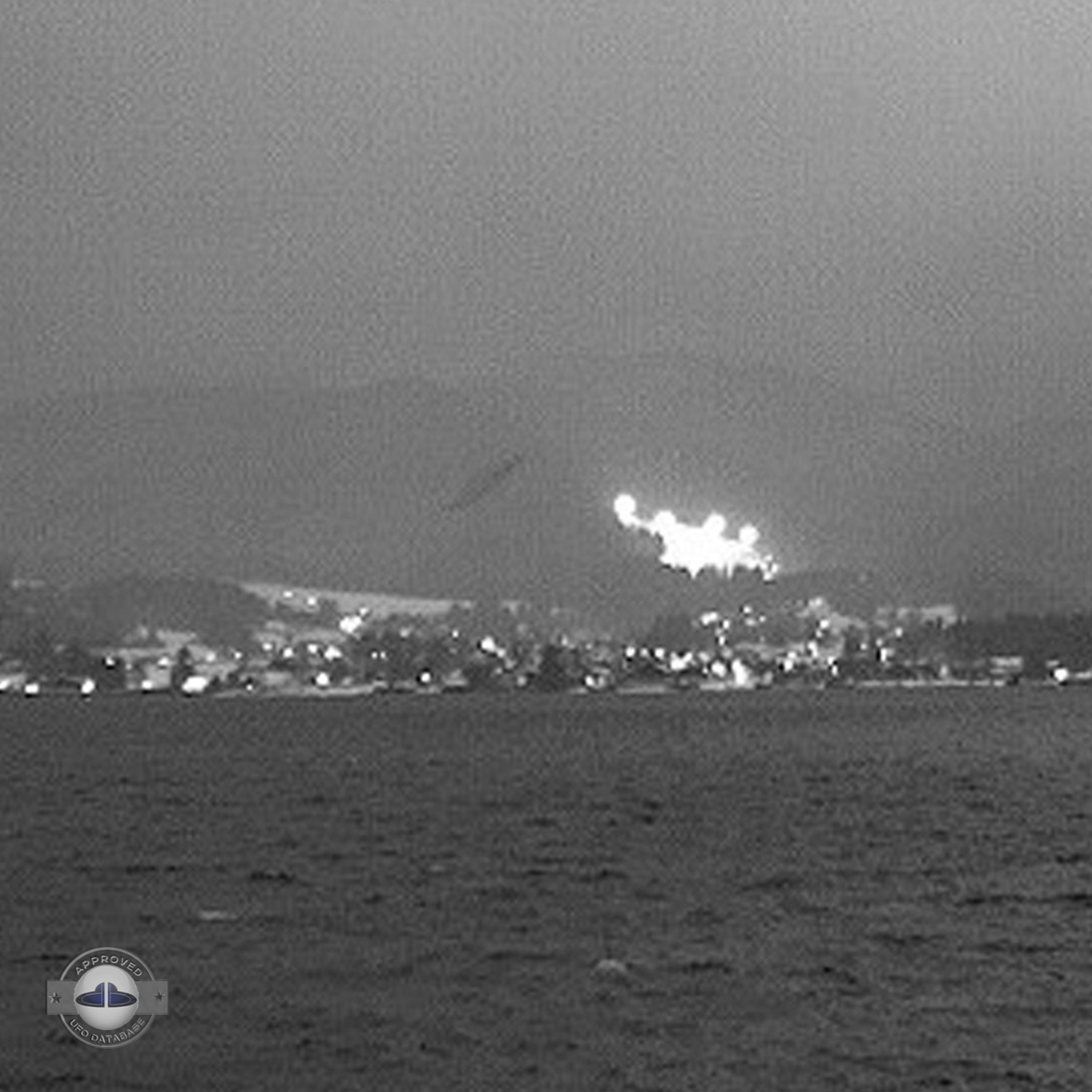 Live Cam capture of UFO USO near water surface | Geisenfeld, Germany UFO Picture #203-2