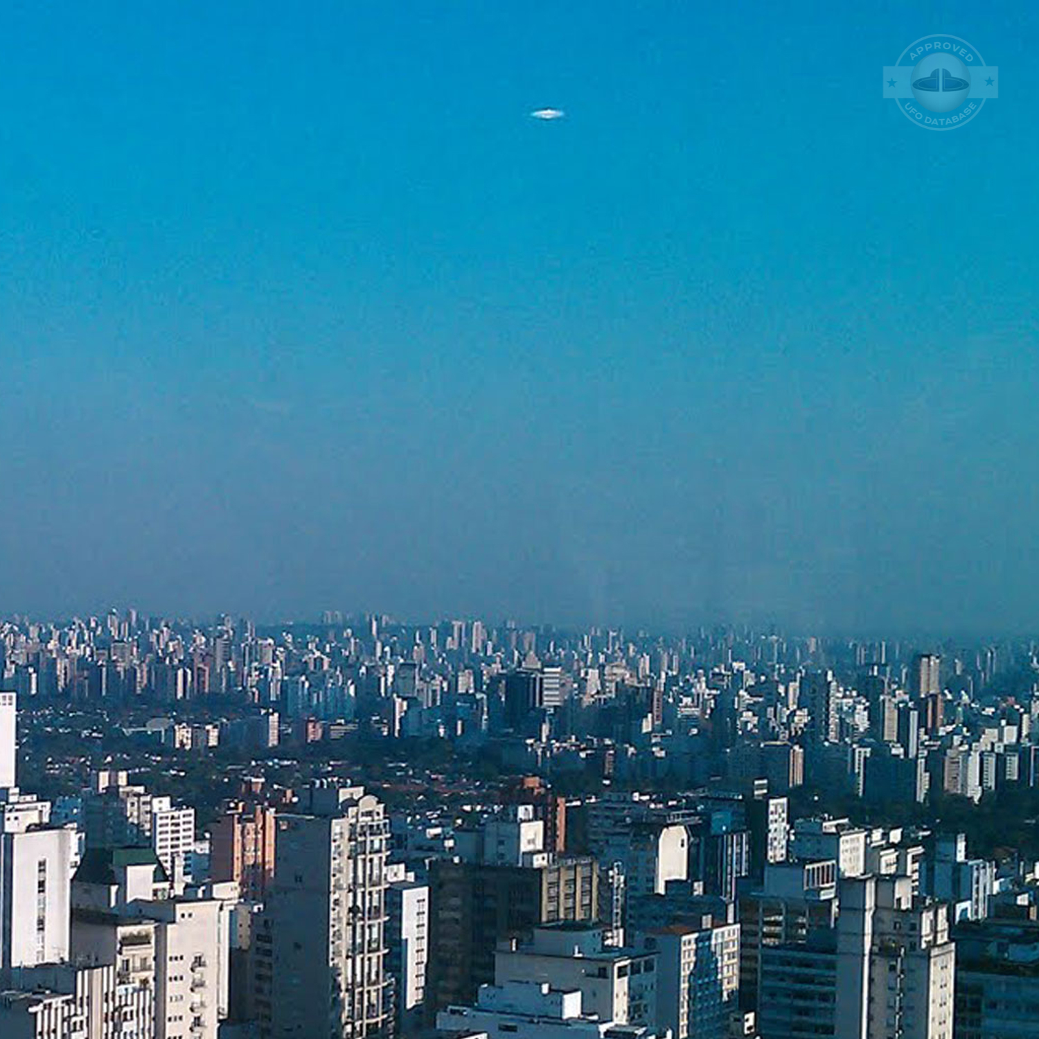 White UFO passing in cloudless turquoise sky over Sao Paulo Brazil UFO Picture #204-2