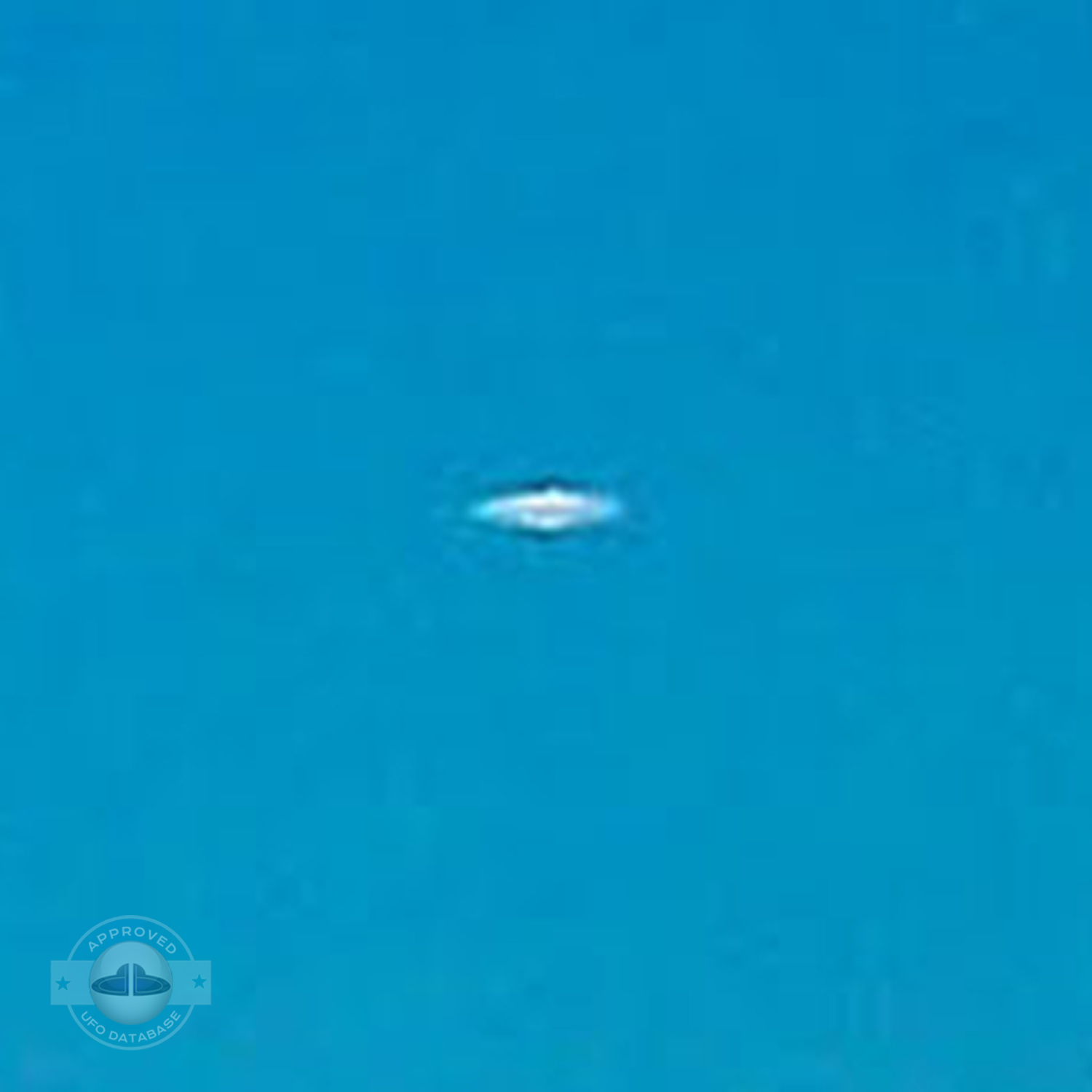 White UFO passing in cloudless turquoise sky over Sao Paulo Brazil UFO Picture #204-3