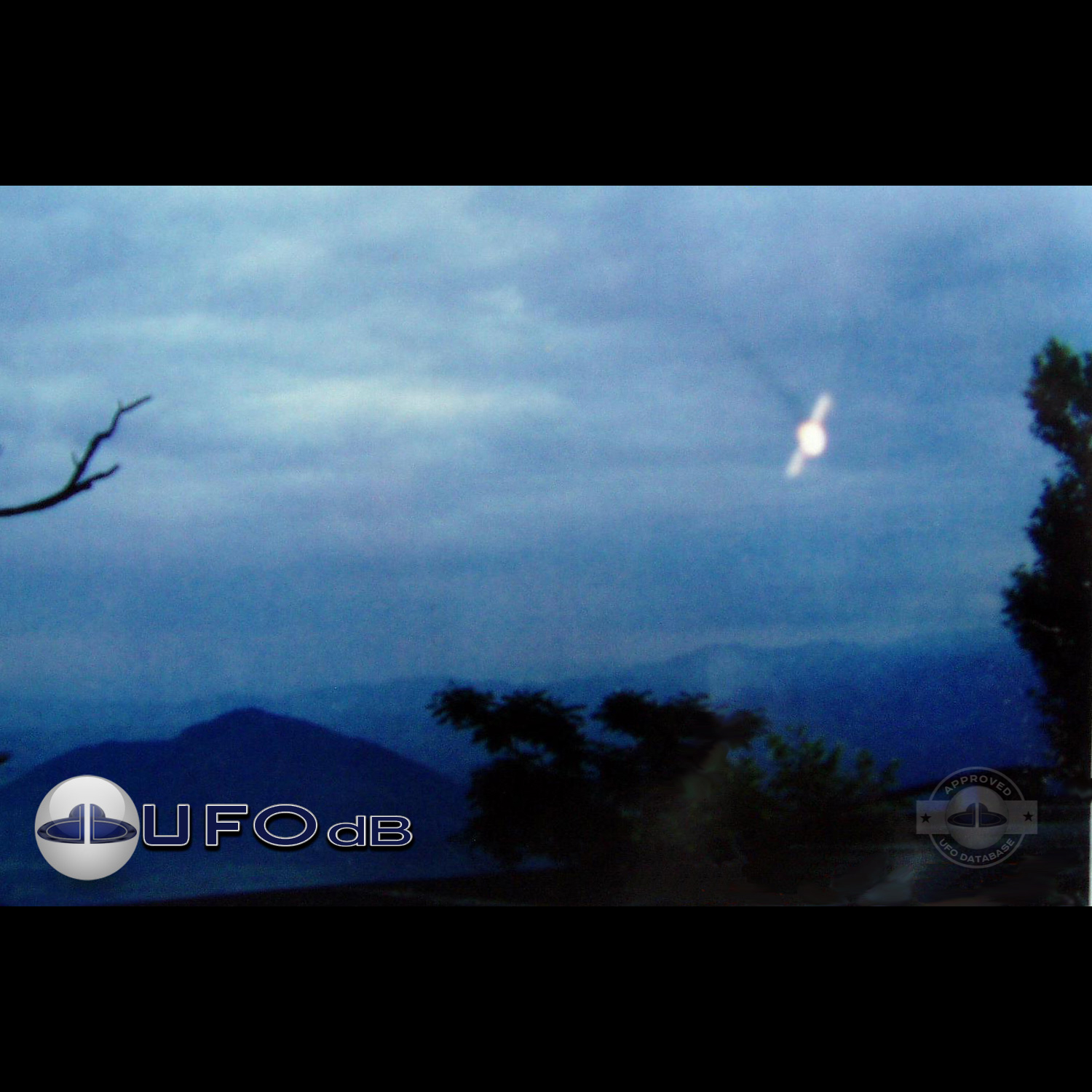 Bright Winged UFO seen passing by extremely fast in Yongzhou | China UFO Picture #208-1