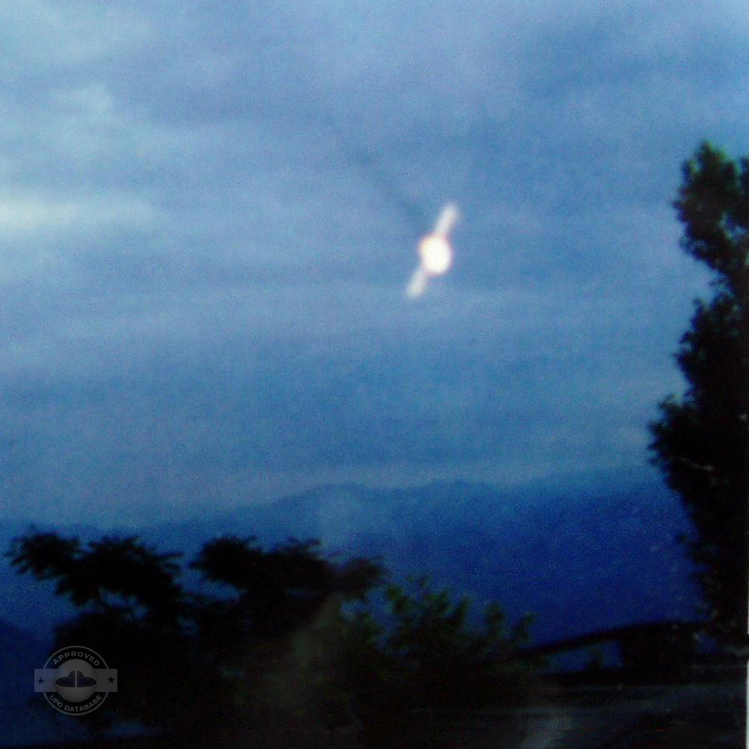 Bright Winged UFO seen passing by extremely fast in Yongzhou | China UFO Picture #208-2