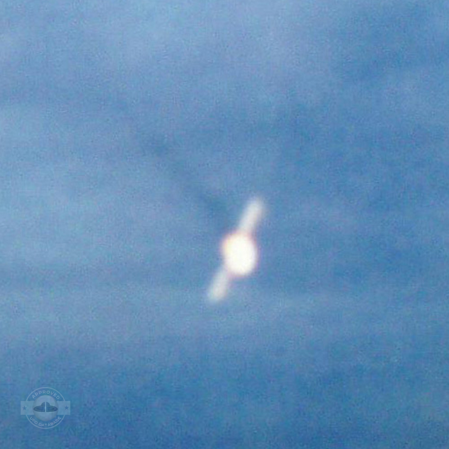 Bright Winged UFO seen passing by extremely fast in Yongzhou | China UFO Picture #208-3