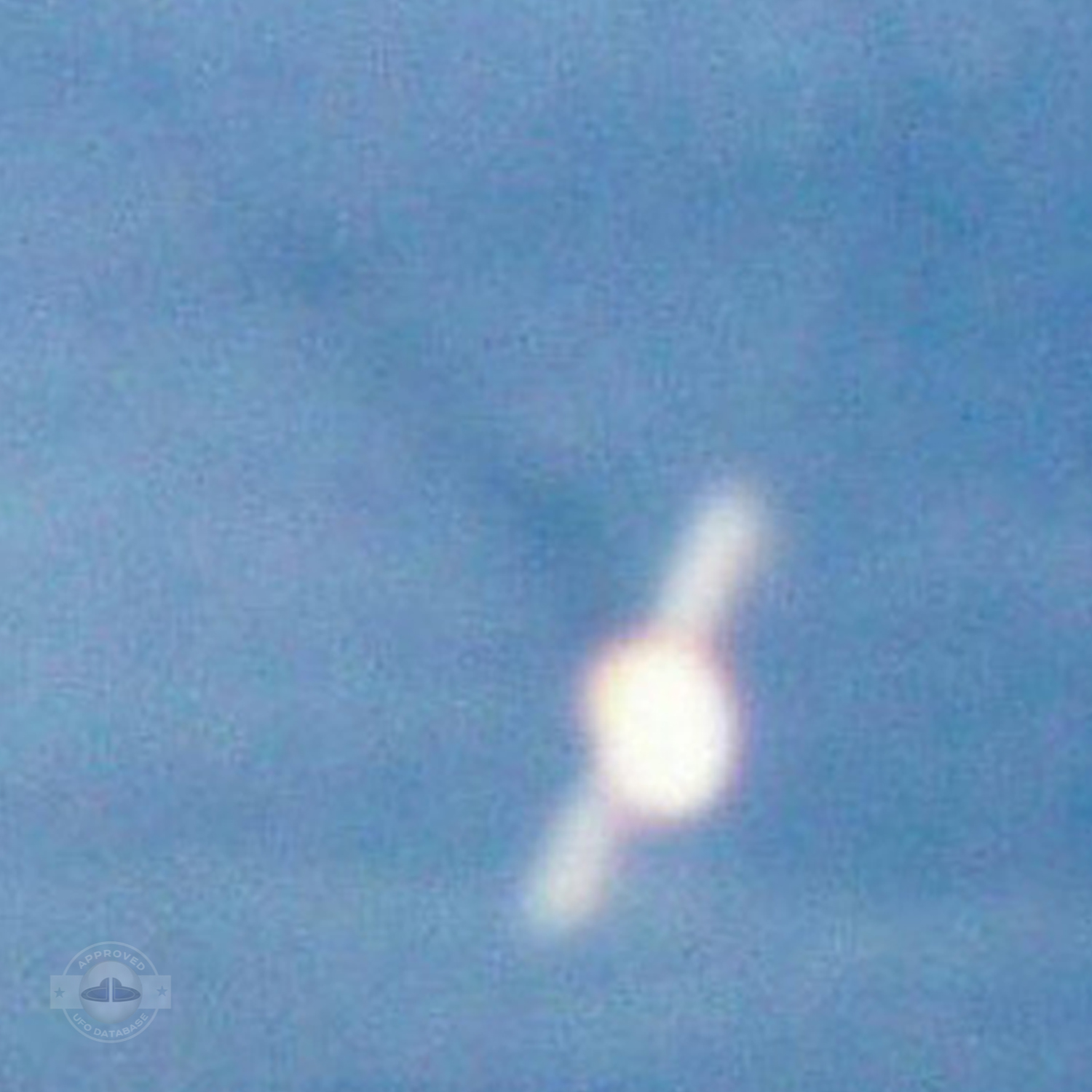 Bright Winged UFO seen passing by extremely fast in Yongzhou | China UFO Picture #208-4
