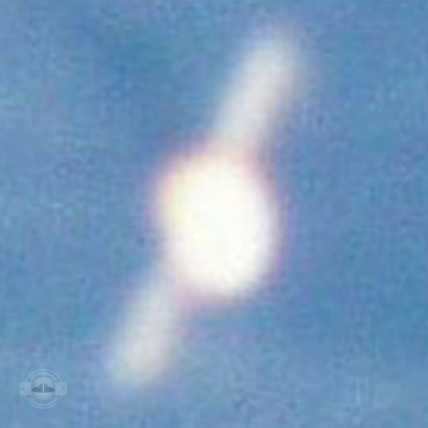 Bright Winged UFO seen passing by extremely fast in Yongzhou | China UFO Picture #208-5