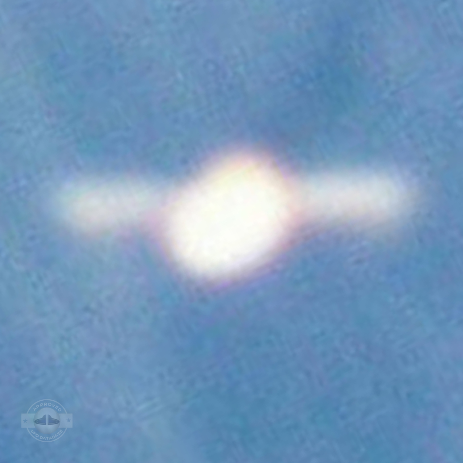Bright Winged UFO seen passing by extremely fast in Yongzhou | China UFO Picture #208-6