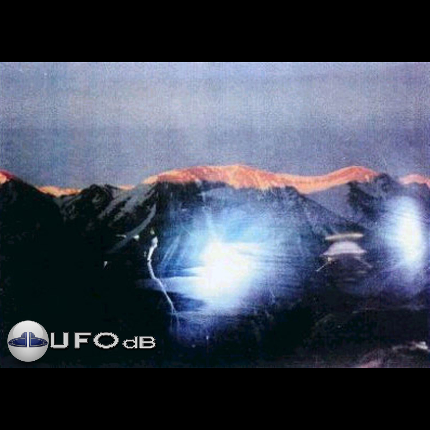 Strange picture of UFO in Las Lenas valley in the Andes mountains UFO Picture #21-1