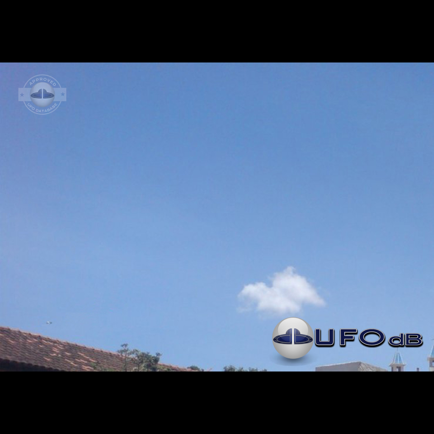 Fast Saucer UFO over houses of Ibirite, Minas Gerais, Brazil | 2008 UFO Picture #214-1
