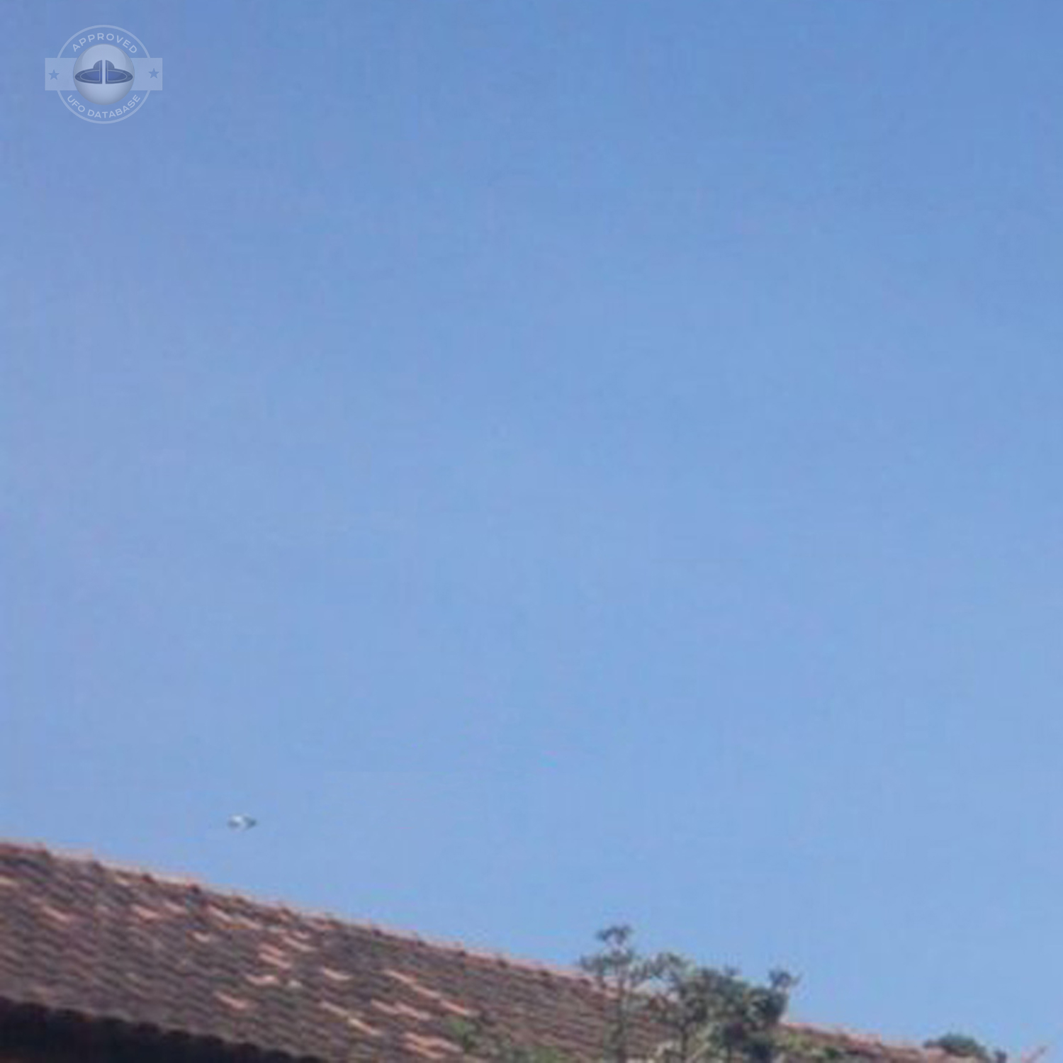 Fast Saucer UFO over houses of Ibirite, Minas Gerais, Brazil | 2008 UFO Picture #214-2