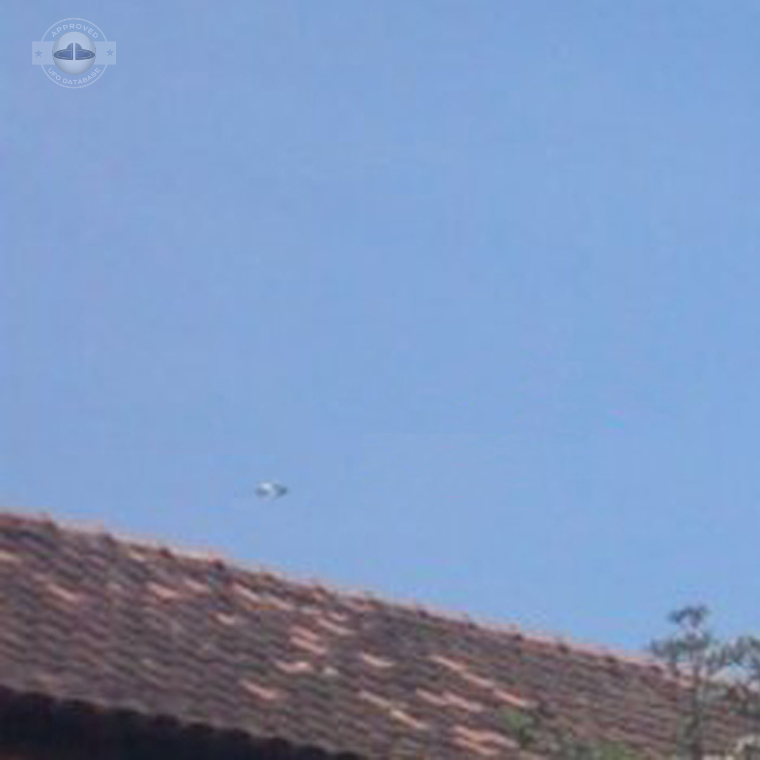 Fast Saucer UFO over houses of Ibirite, Minas Gerais, Brazil | 2008 UFO Picture #214-3