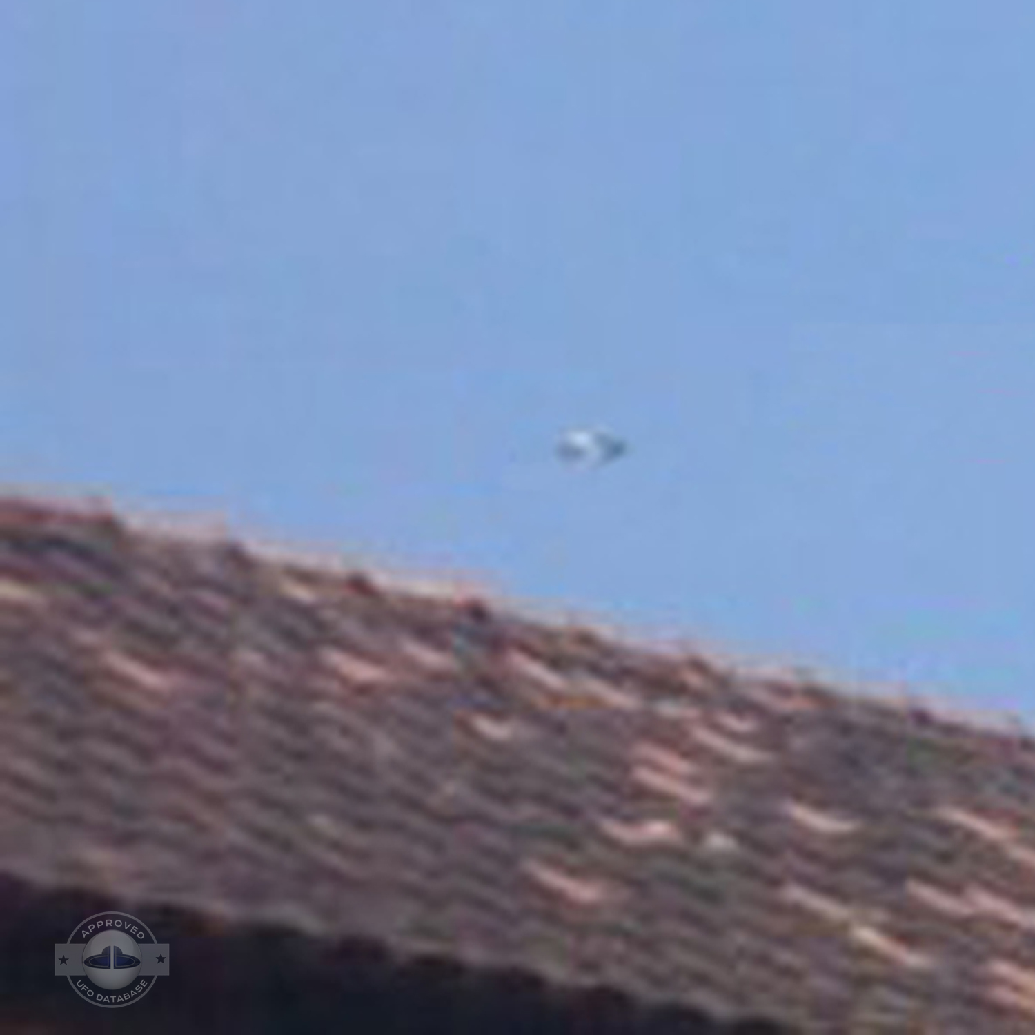 Fast Saucer UFO over houses of Ibirite, Minas Gerais, Brazil | 2008 UFO Picture #214-4