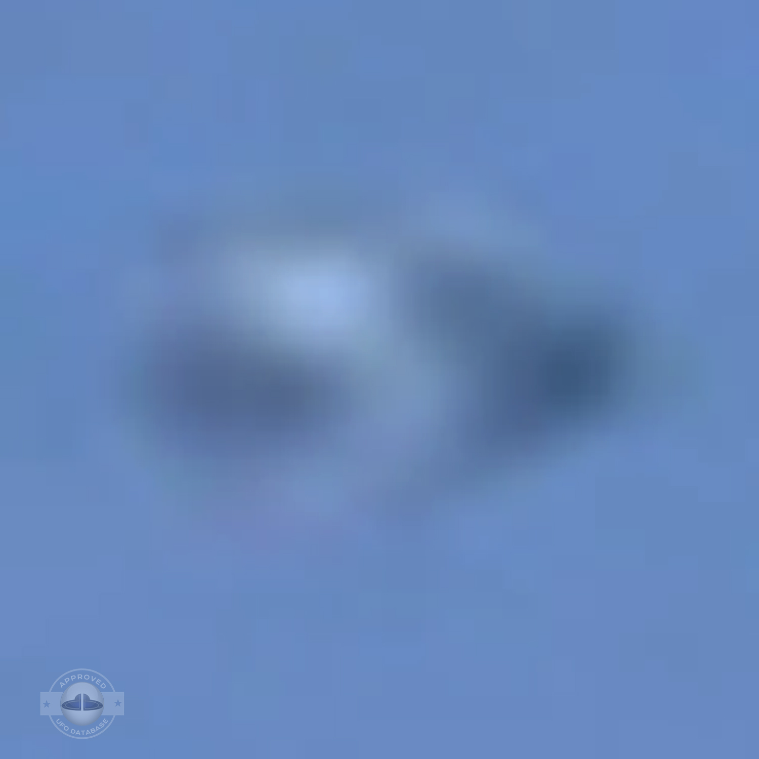 Fast Saucer UFO over houses of Ibirite, Minas Gerais, Brazil | 2008 UFO Picture #214-6