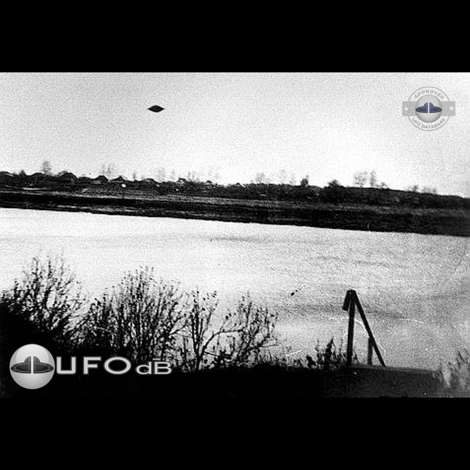 Sighting of UFO by two teenagers in Russia - Volga river Tver | 1991 UFO Picture #215-1