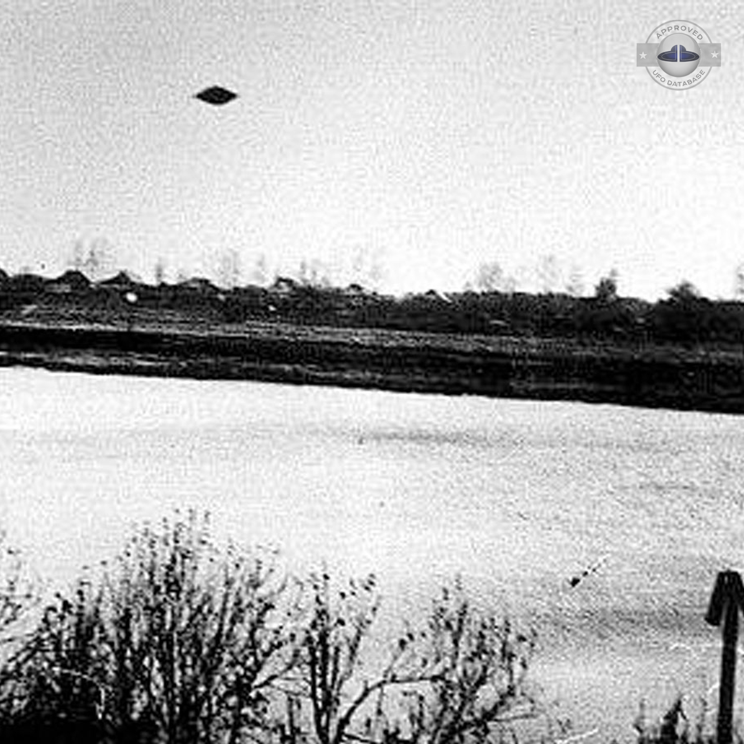 Sighting of UFO by two teenagers in Russia - Volga river Tver | 1991 UFO Picture #215-2