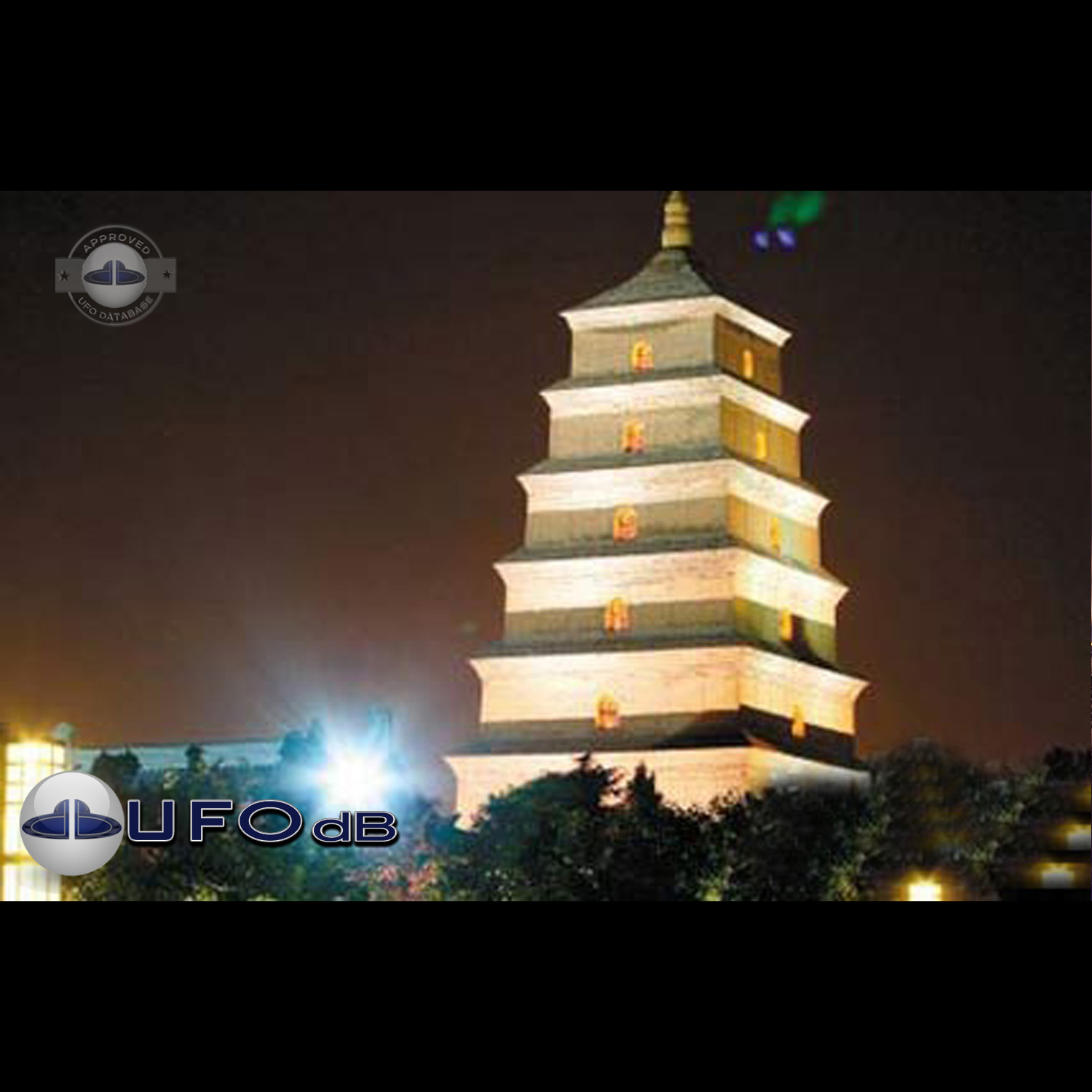 Purple glowing UFO over Giant Wild Goose Pagoda temple | China | 2009 UFO Picture #219-1