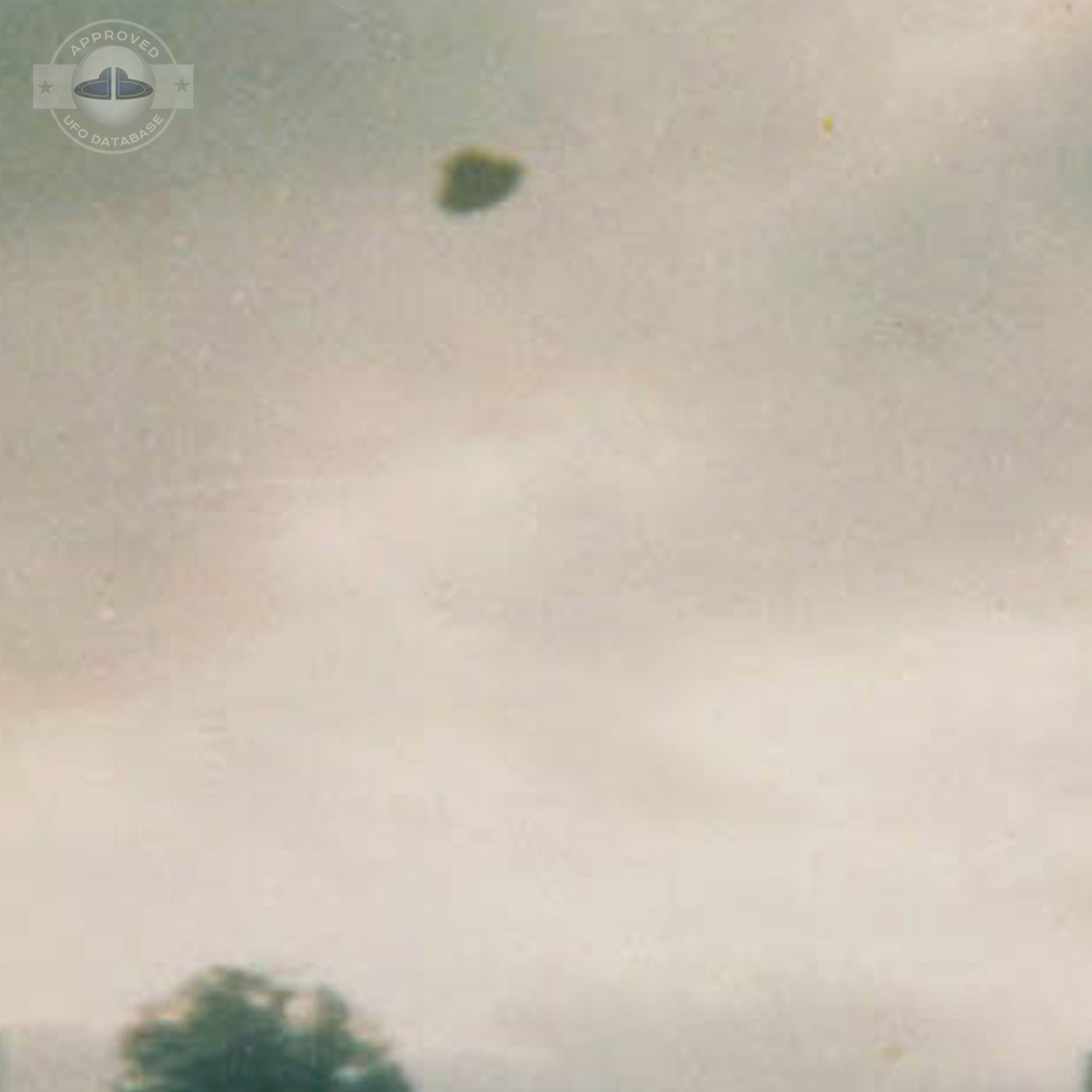 Grey UFO picture taken in a cloudy sky in San Carlos de Bariloche UFO Picture #22-2
