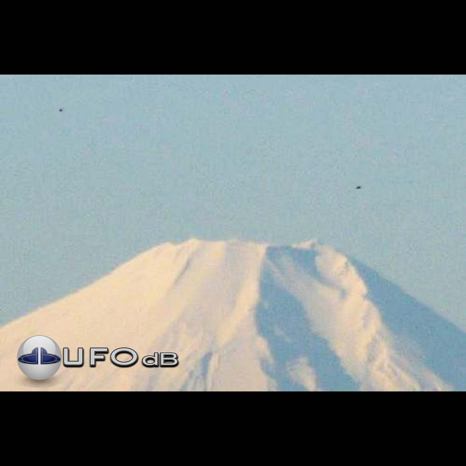 Fleet of UFOs over Mount Fuji worries Asia | Japan | February 2011 UFO Picture #220-1