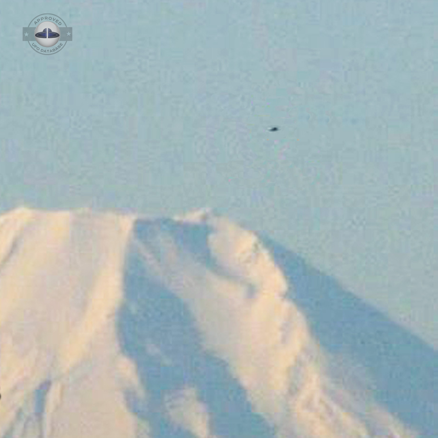 Fleet of UFOs over Mount Fuji worries Asia | Japan | February 2011 UFO Picture #220-2