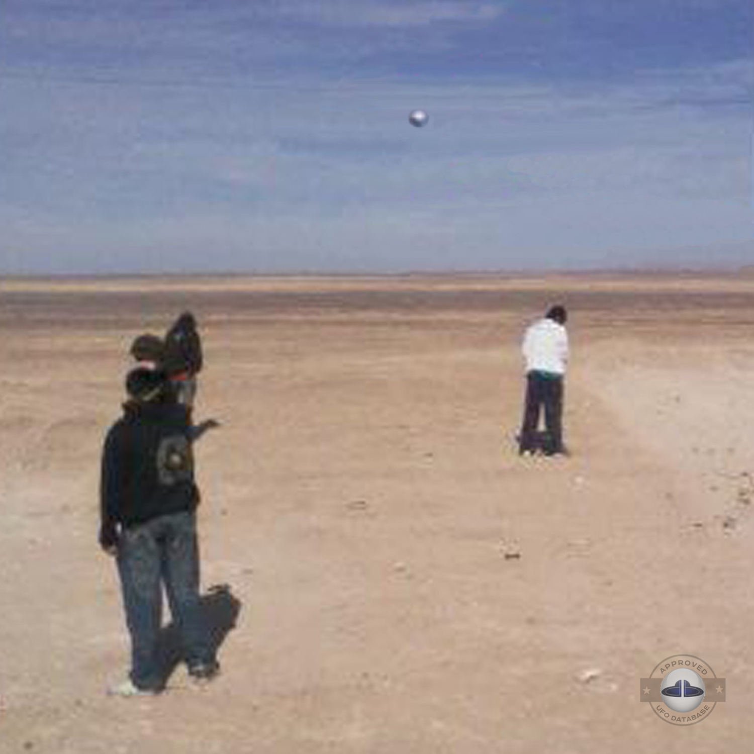 Silver metallic UFO probe in the desert of Chile | Iquique April 2010 UFO Picture #221-2