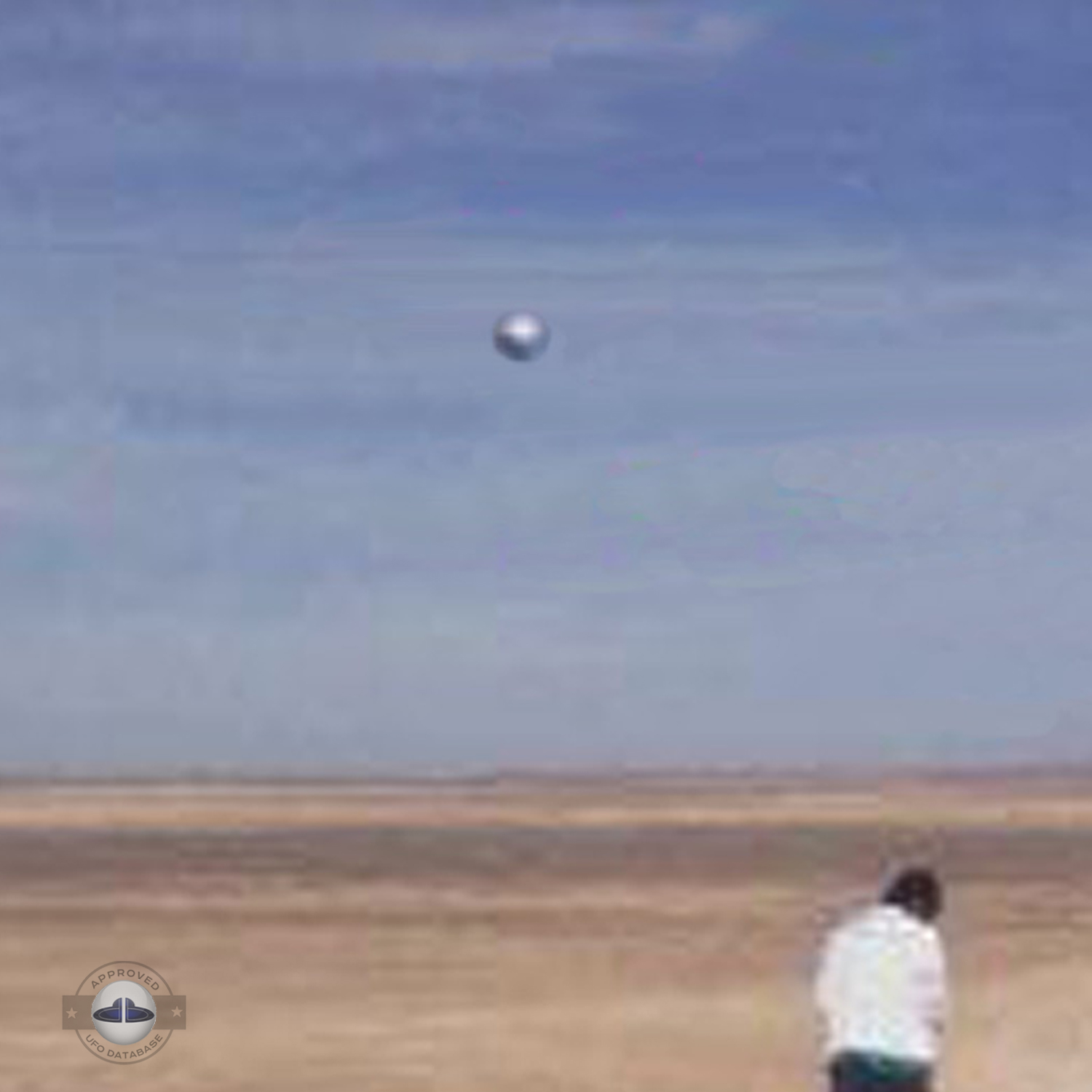 Silver metallic UFO probe in the desert of Chile | Iquique April 2010 UFO Picture #221-3