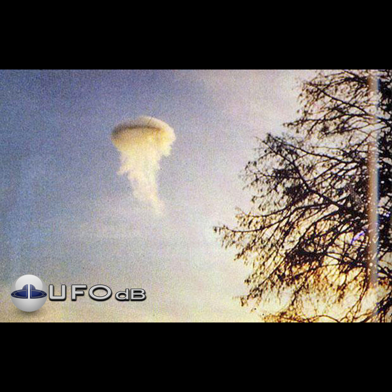 Best UFO picture showing UFO in Cloud disguise | Viborg, Denmark 1974 UFO Picture #222-1