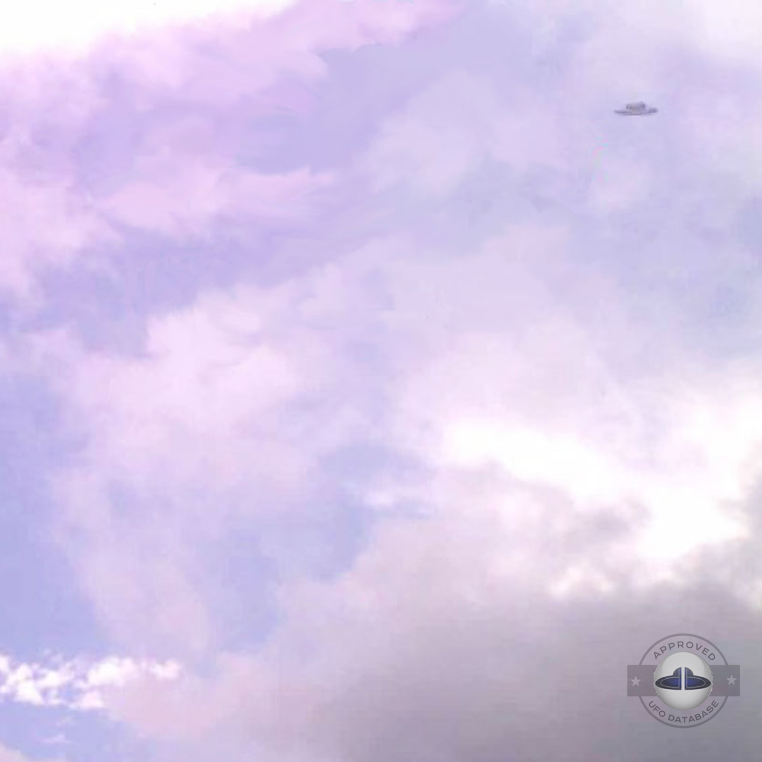 Hat Shaped UFO captured on picture in Shillong | India | August 2009 UFO Picture #224-2