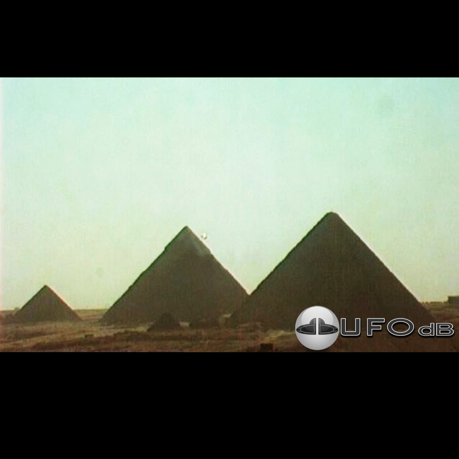 Transforming UFO beside Pyramid of Khafre | Giza, Egypt | May 23 2006 UFO Picture #237-1