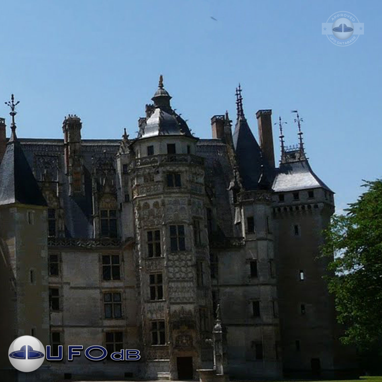 France Castle in Meillant Cher department - UFO picture July 11 2010 UFO Picture #239-1