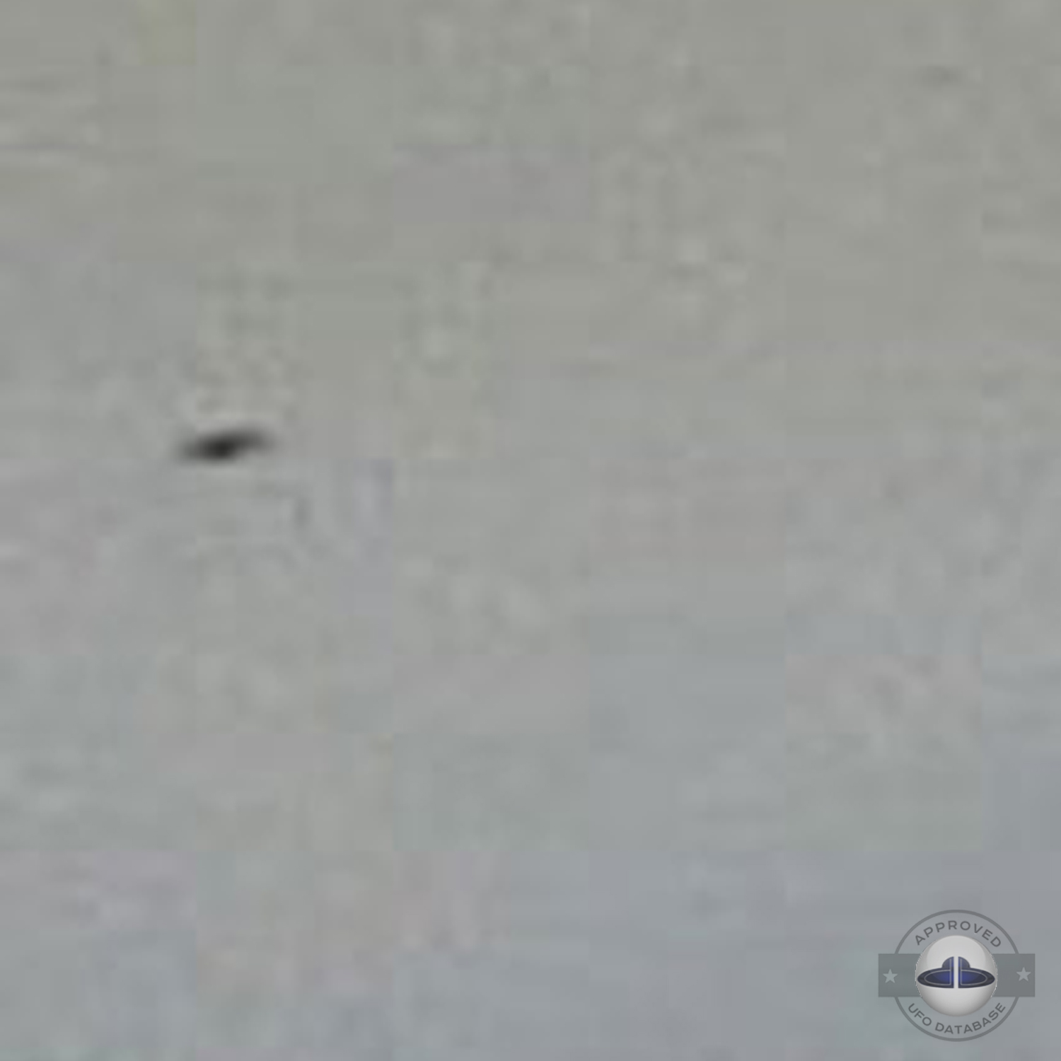 UFO picture taken in 2005 showing ufo close to coming airplane UFO Picture #24-3