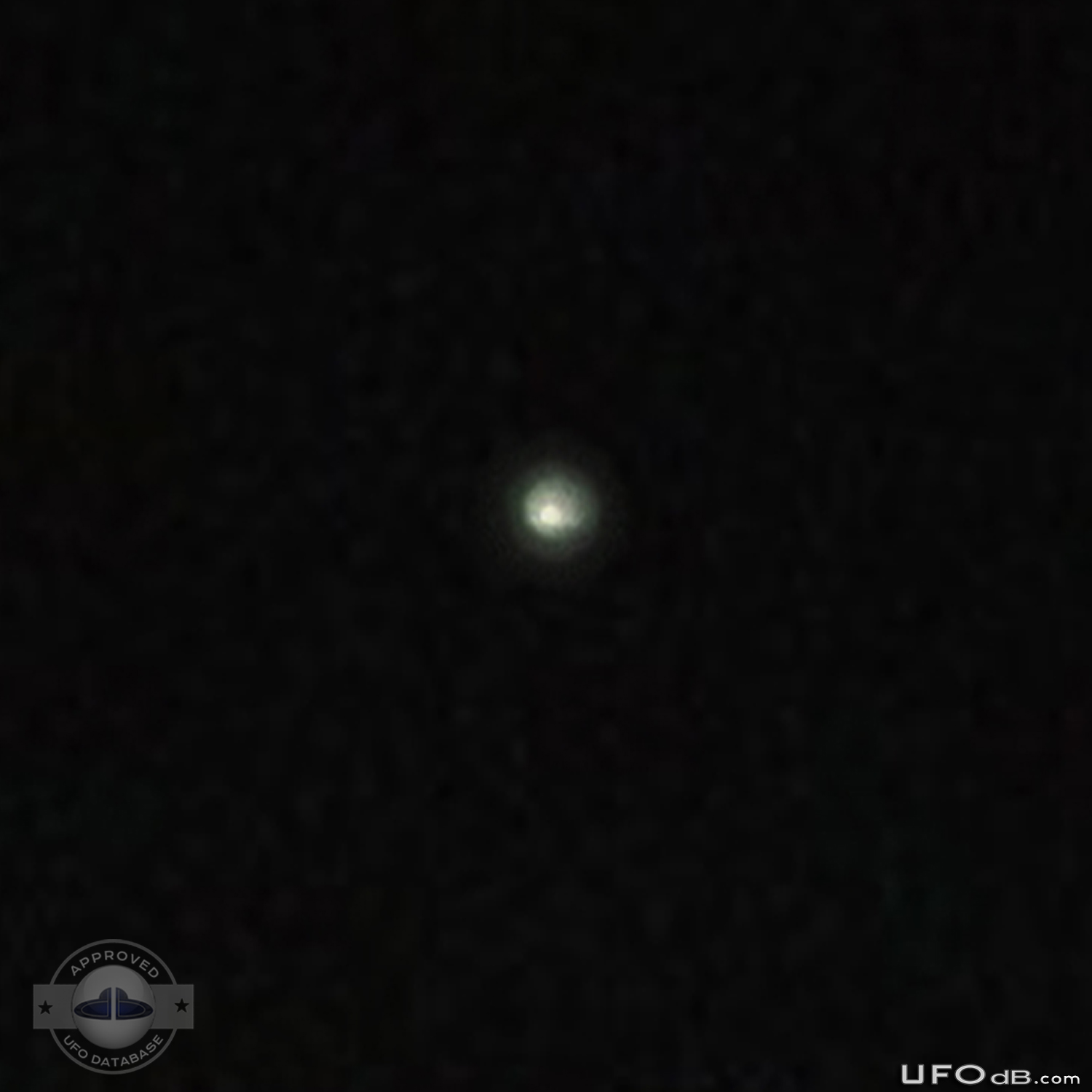 In the Dark Night, picture captures UFO over the Ocean | Ecuador 2009 UFO Picture #248-3
