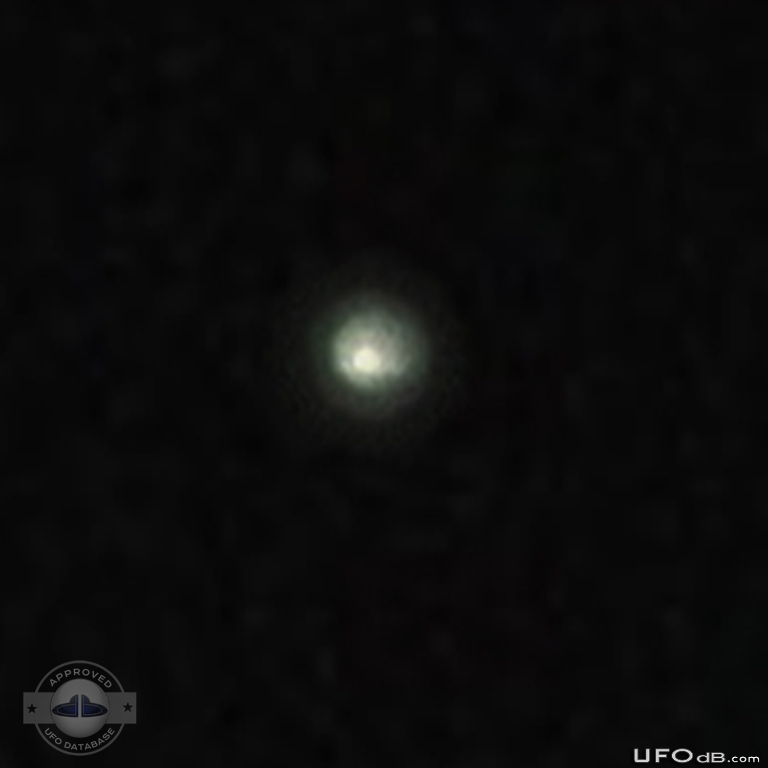 In the Dark Night, picture captures UFO over the Ocean | Ecuador 2009 UFO Picture #248-4