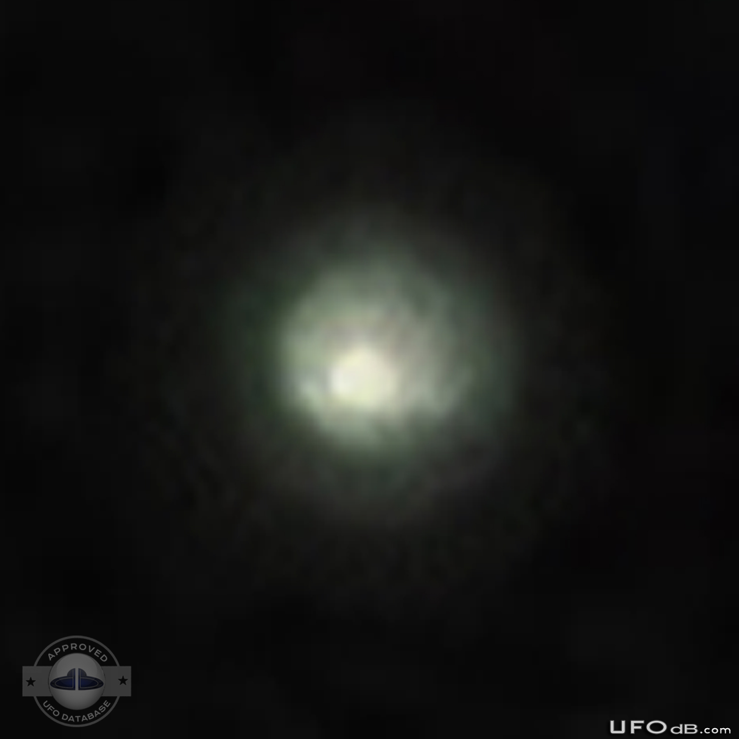 In the Dark Night, picture captures UFO over the Ocean | Ecuador 2009 UFO Picture #248-5