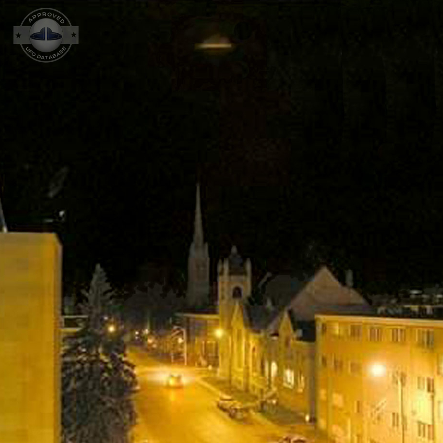 A Ufo is flying at night over the city of Kingston - December 2004 UFO Picture #25-2