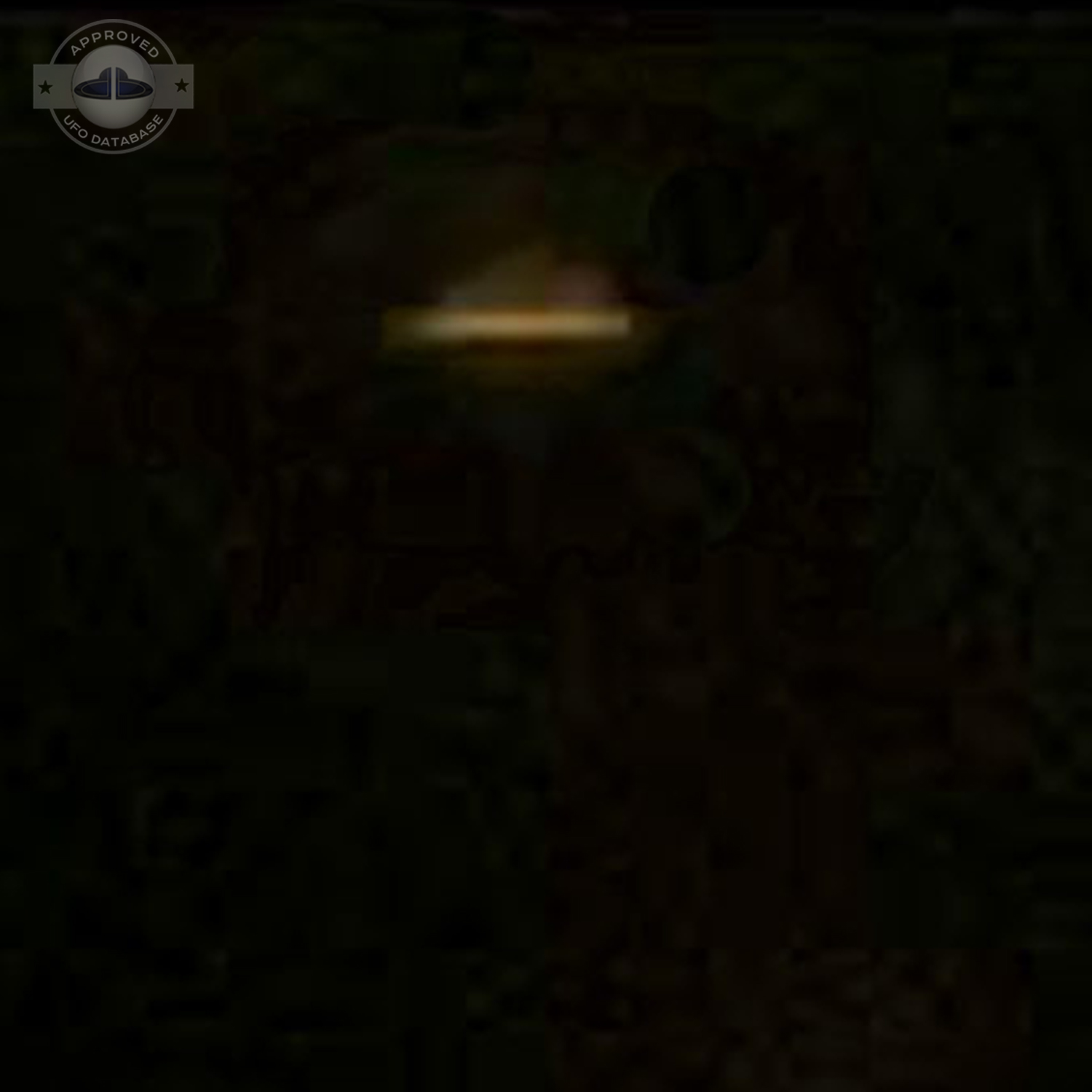 A Ufo is flying at night over the city of Kingston - December 2004 UFO Picture #25-3