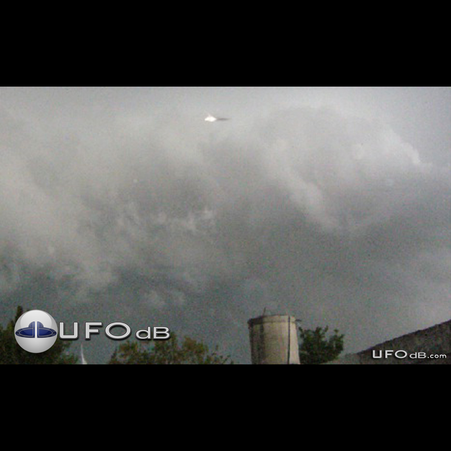 Rosario City Web Site display a UFO in stormy clouds | Argentina 2011 UFO Picture #259-1