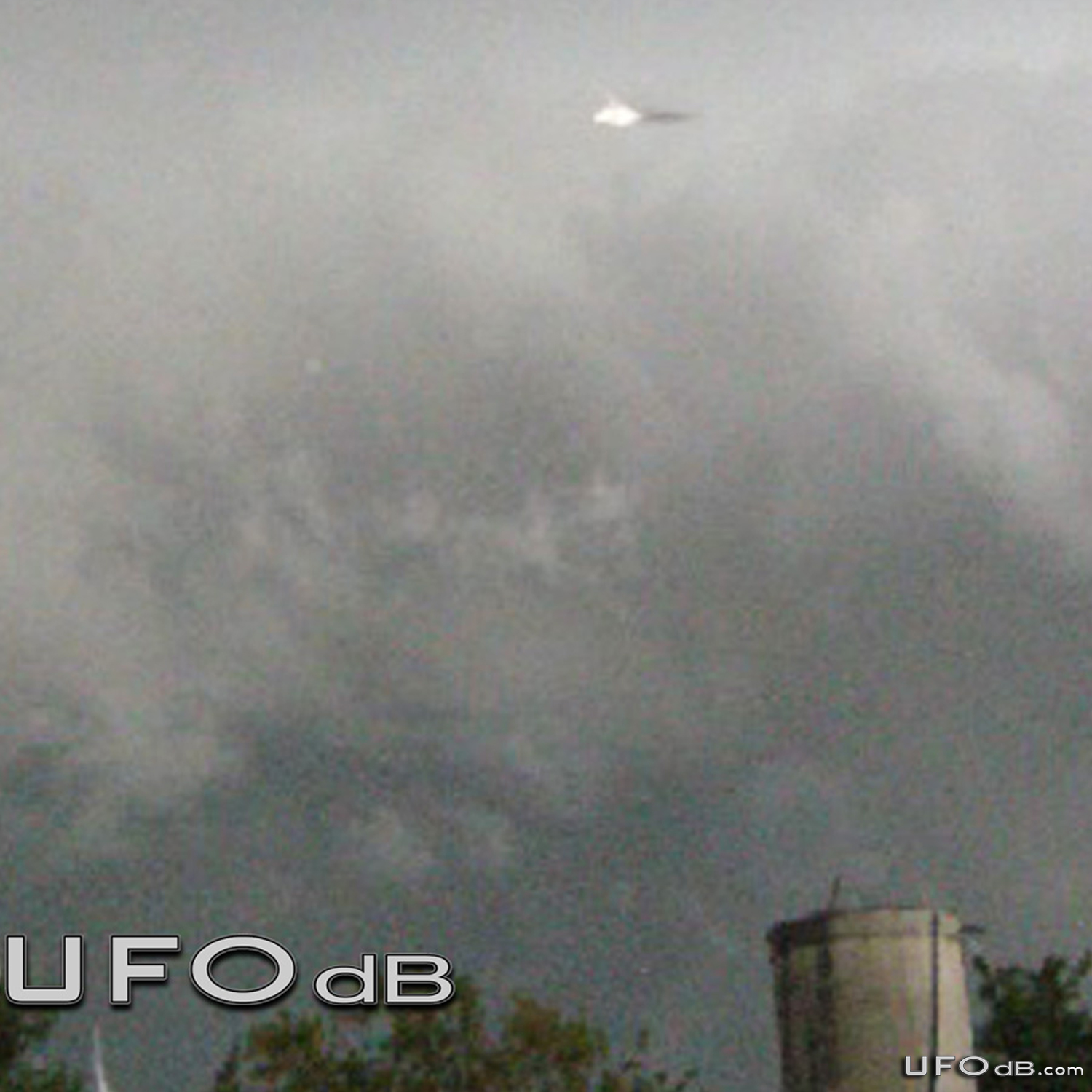 Rosario City Web Site display a UFO in stormy clouds | Argentina 2011 UFO Picture #259-2