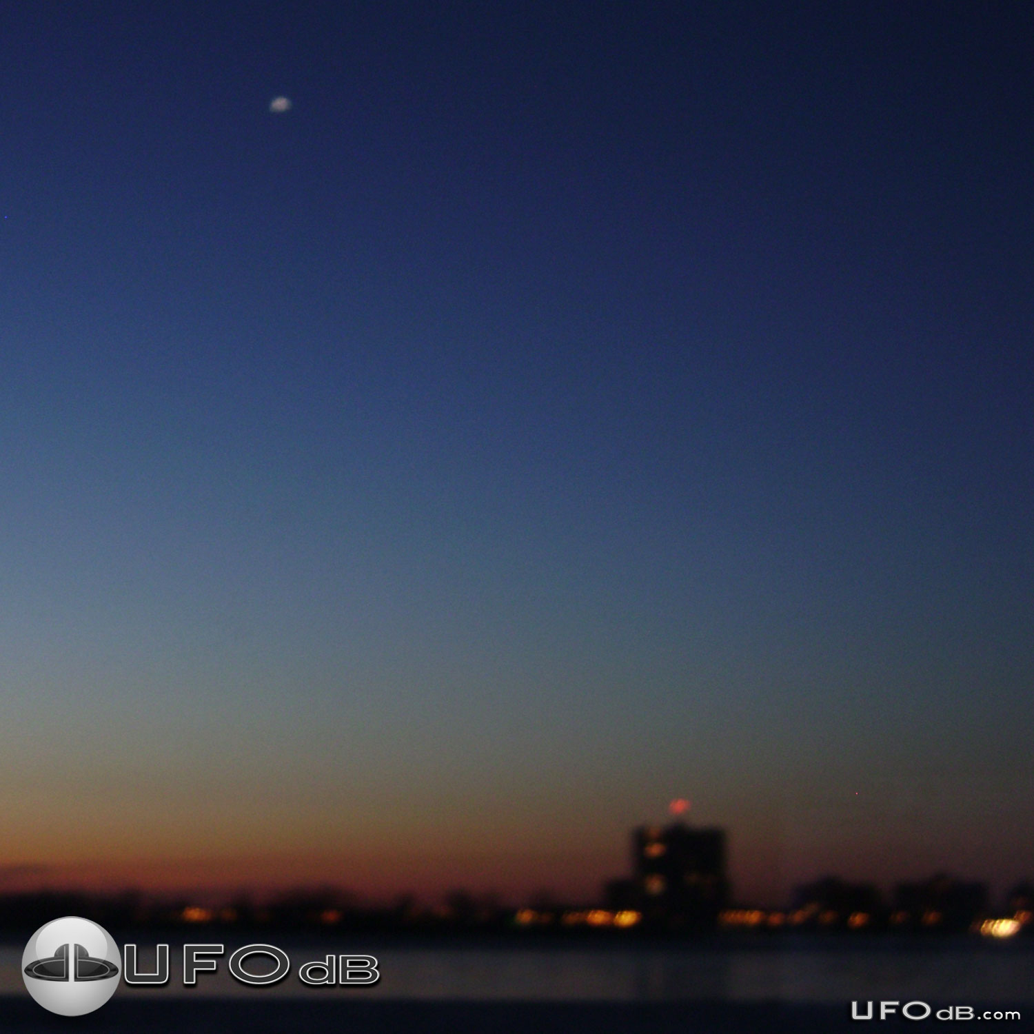 At dawn over Windsor - Bright UFO near the Detroit River | Canada 2011 UFO Picture #261-1
