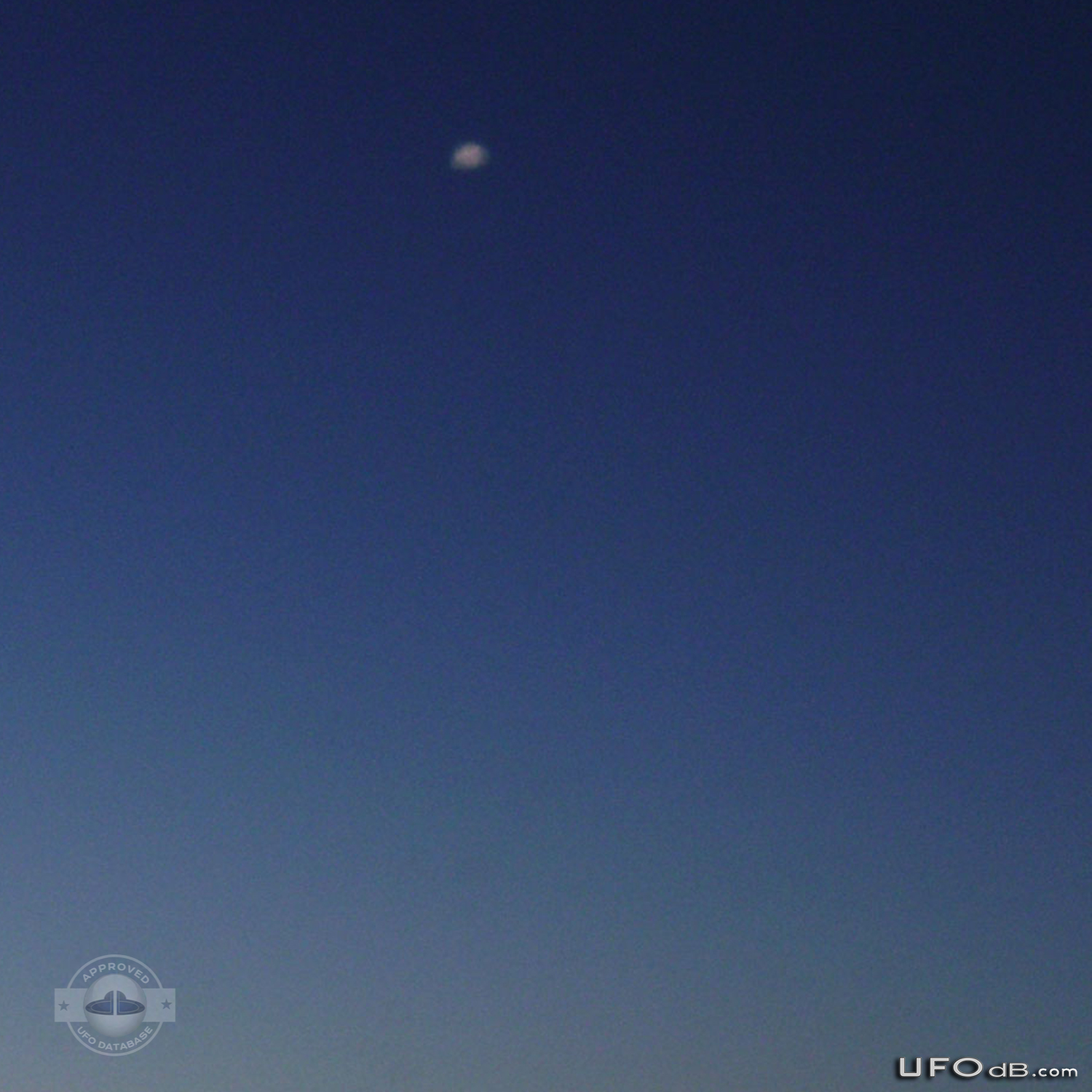 At dawn over Windsor - Bright UFO near the Detroit River | Canada 2011 UFO Picture #261-2