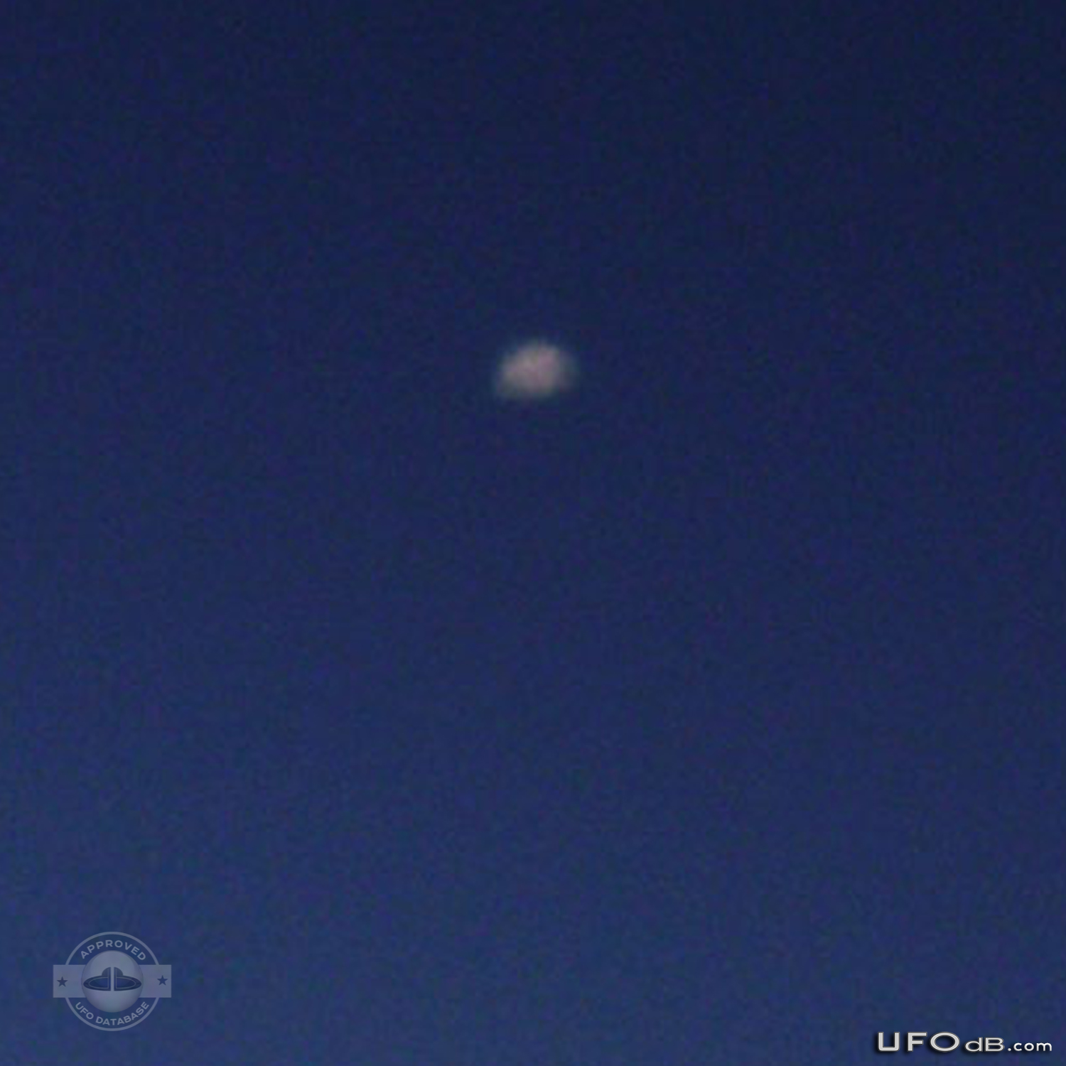 At dawn over Windsor - Bright UFO near the Detroit River | Canada 2011 UFO Picture #261-3