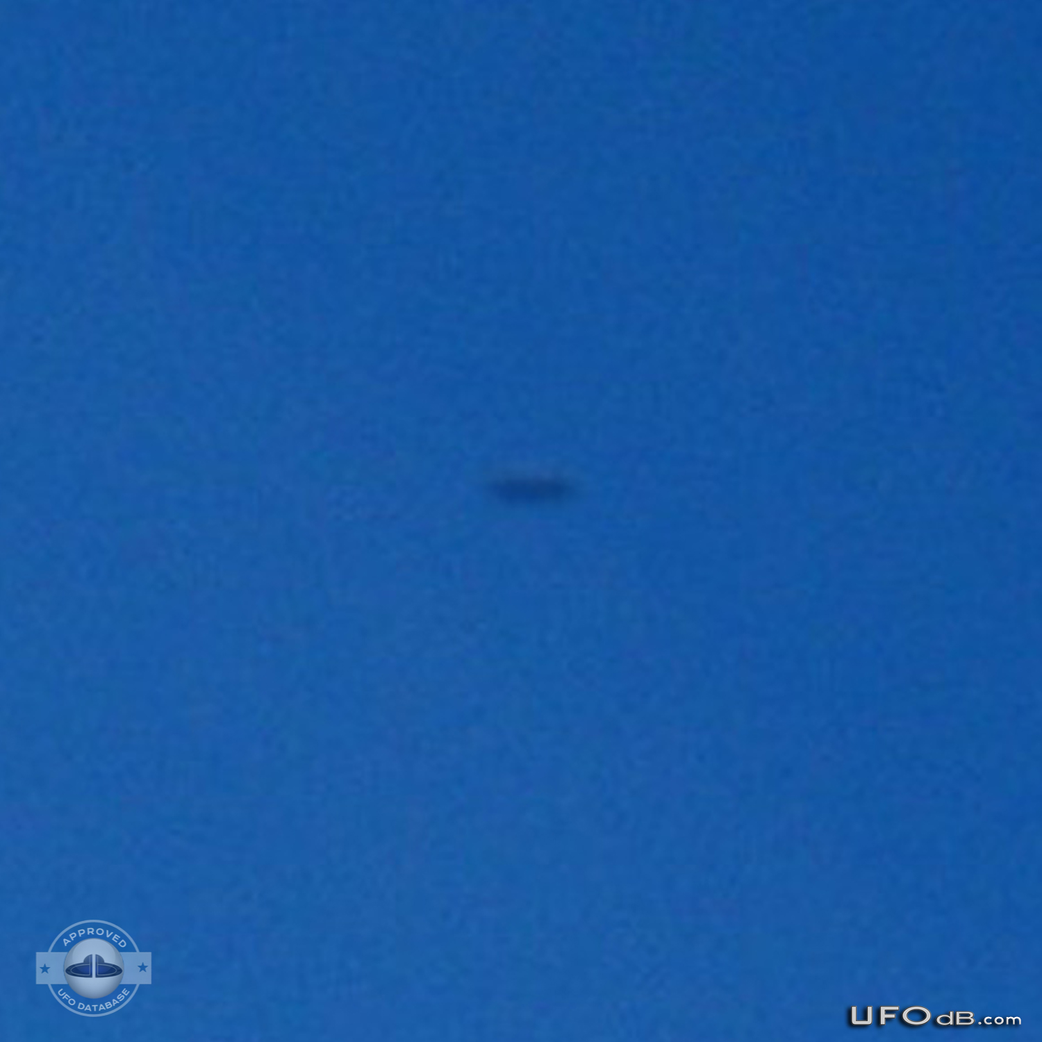 Classic Saucer UFO over West Sussex in England | U.K. February 17 2011 UFO Picture #265-2