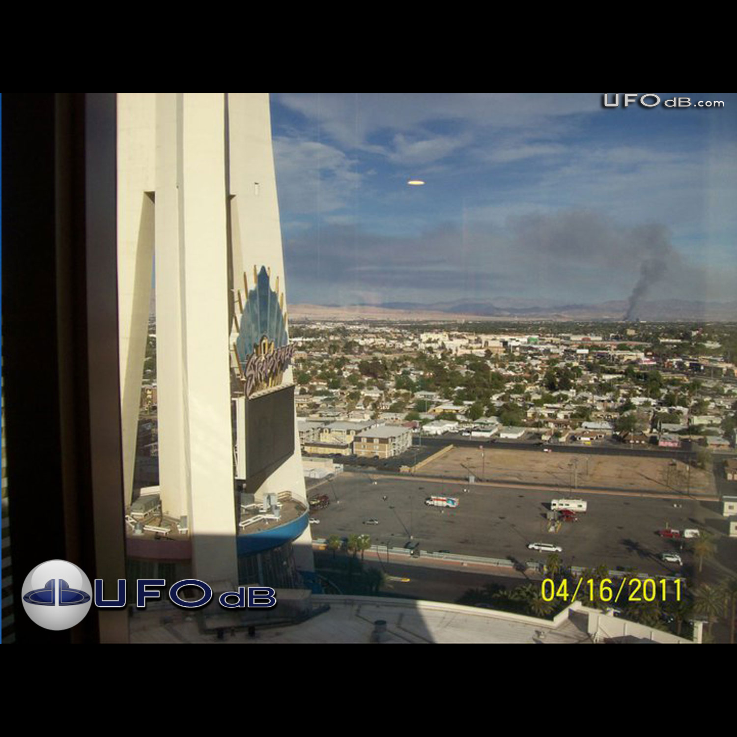 Tourist see UFO from The Stratosphere Hotel, Las Vegas | April 16 2011 UFO Picture #266-1
