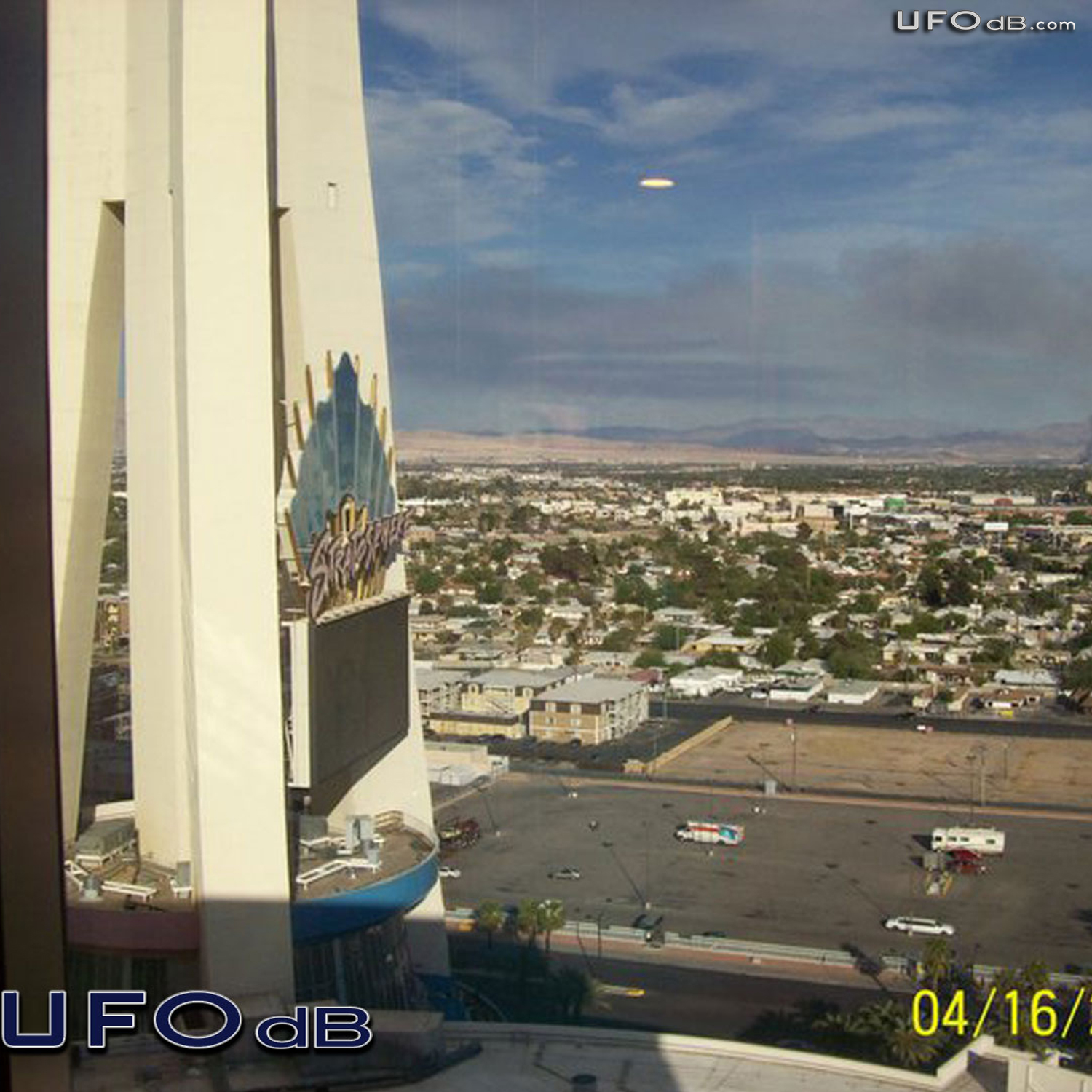 Tourist see UFO from The Stratosphere Hotel, Las Vegas | April 16 2011 UFO Picture #266-2