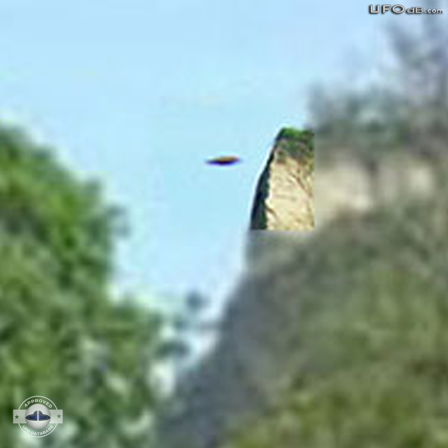 Lucky shot get a UFO on picture in Chirije | Ecuador | January 2011 UFO Picture #272-4