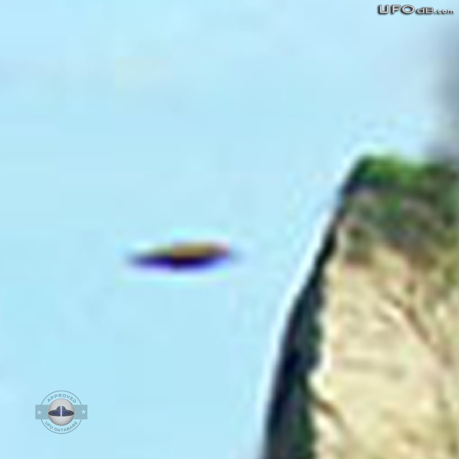 Lucky shot get a UFO on picture in Chirije | Ecuador | January 2011 UFO Picture #272-5