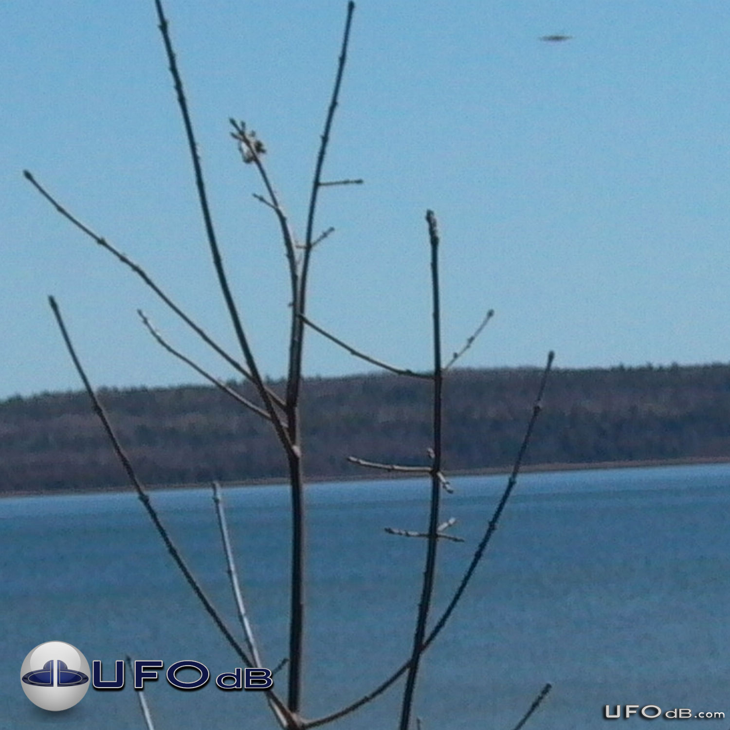 Lake Wosley Fisherman get a fast UFO on picture | Ontario, Canada 2011 UFO Picture #276-1