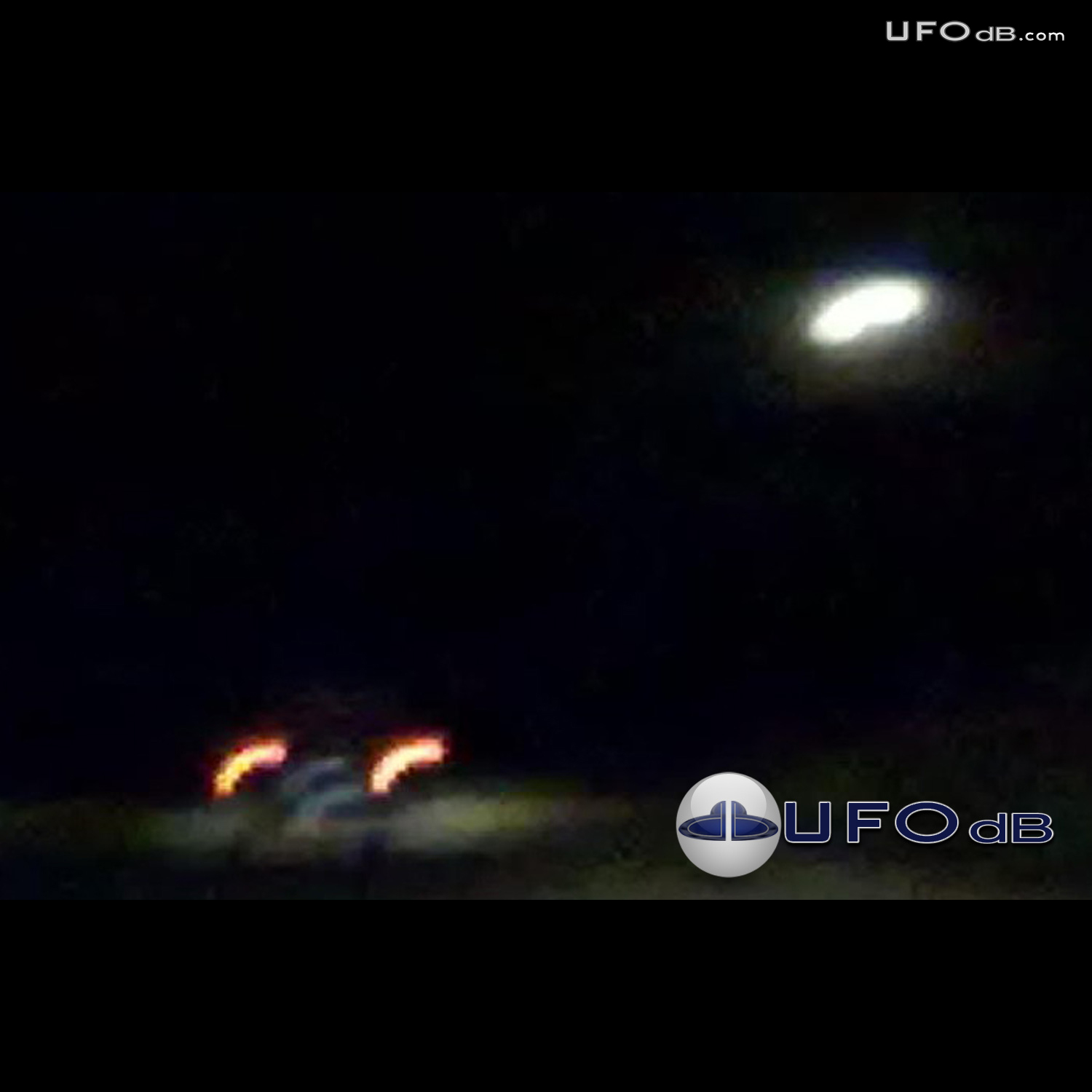 Two cars stops on the highway to look at a UFO - Argentina April 2011 UFO Picture #279-1