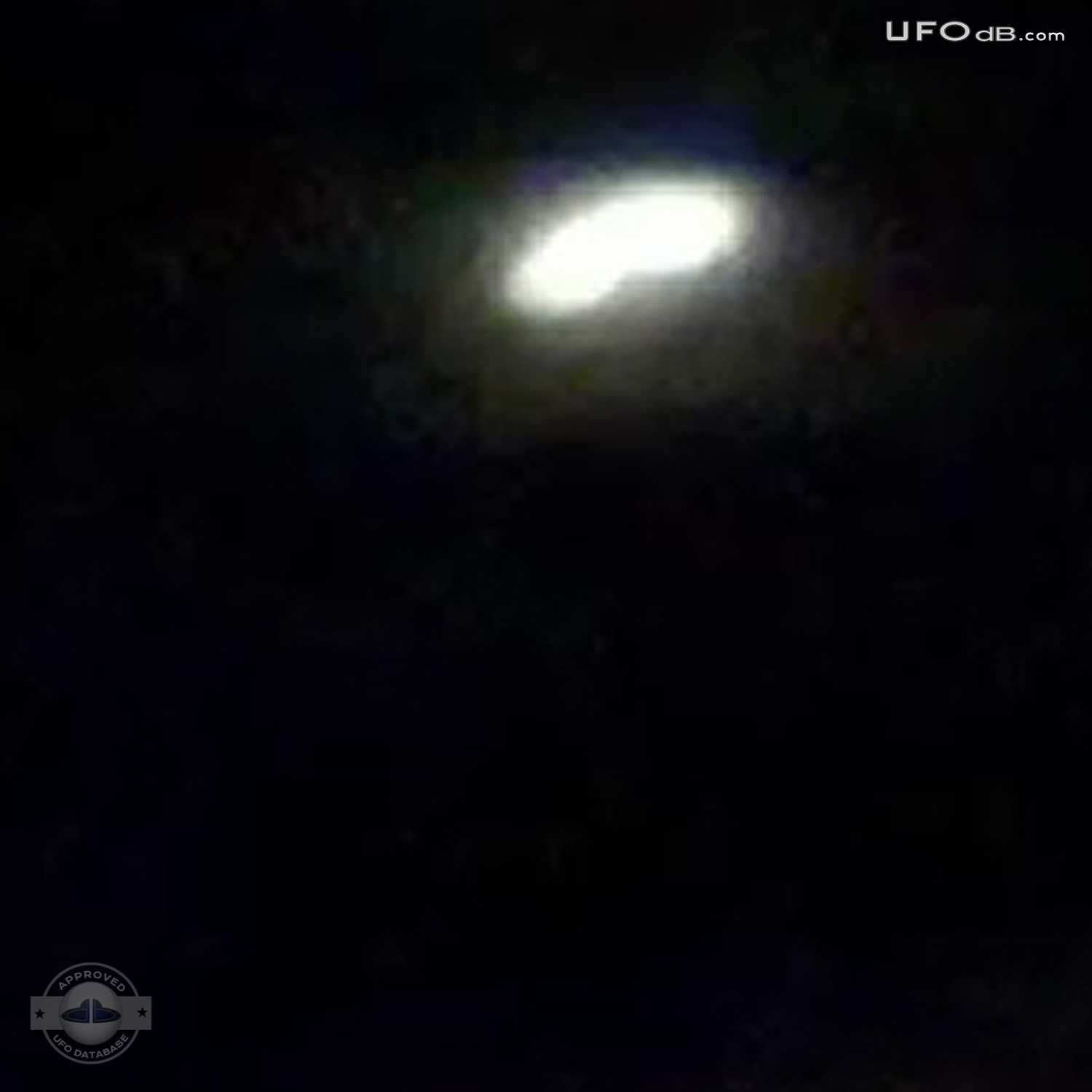 Two cars stops on the highway to look at a UFO - Argentina April 2011 UFO Picture #279-2