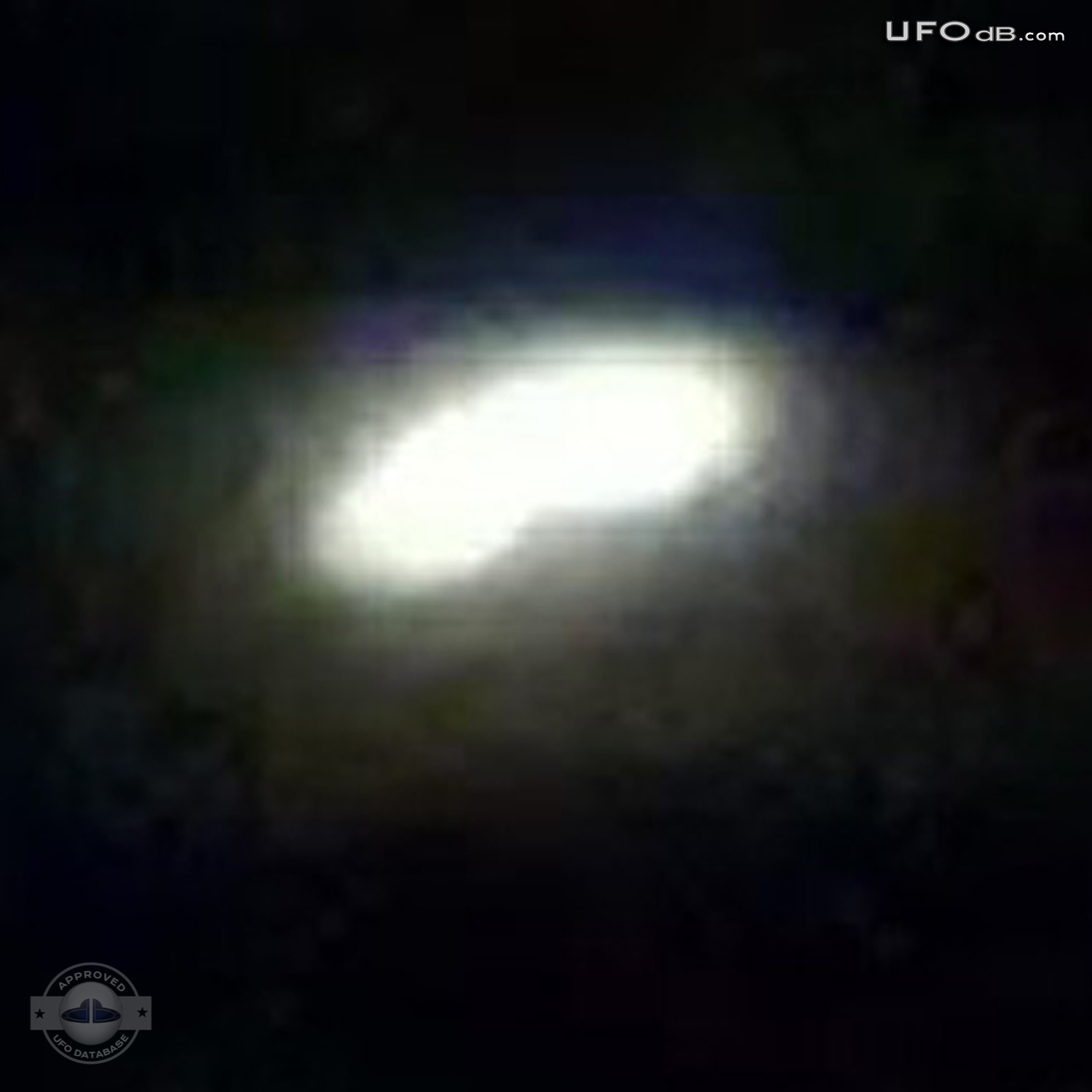 Two cars stops on the highway to look at a UFO - Argentina April 2011 UFO Picture #279-3