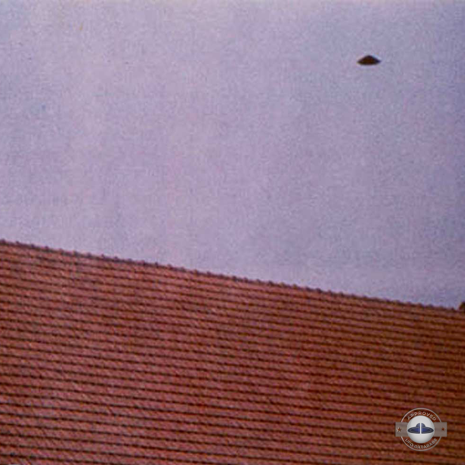 UFO seen over a roof of a house in Puerto Madryn in Argentina 1975 UFO Picture #28-2