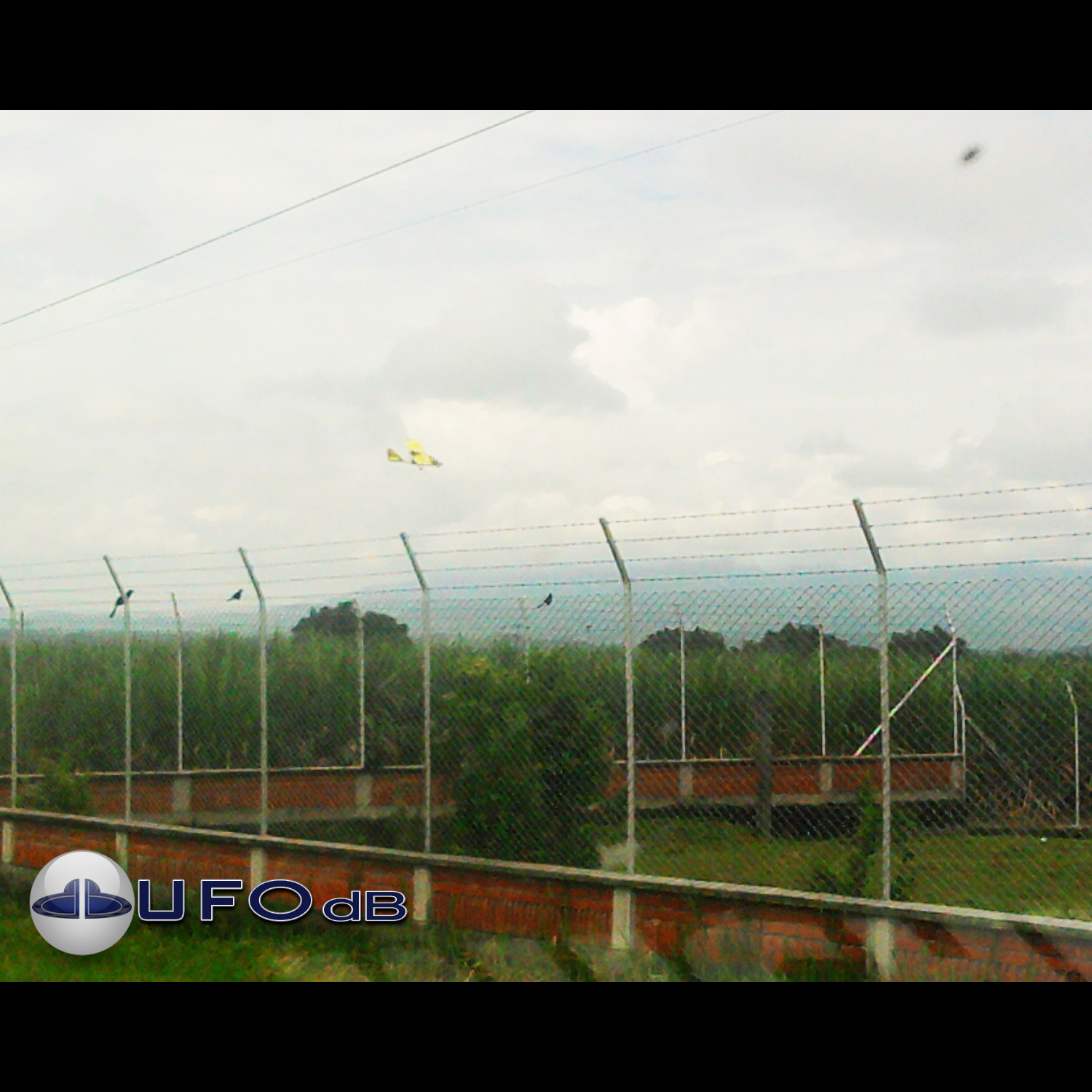 While looking at planes a Man see a UFO - Cauca, Colombia - March 2011 UFO Picture #280-1