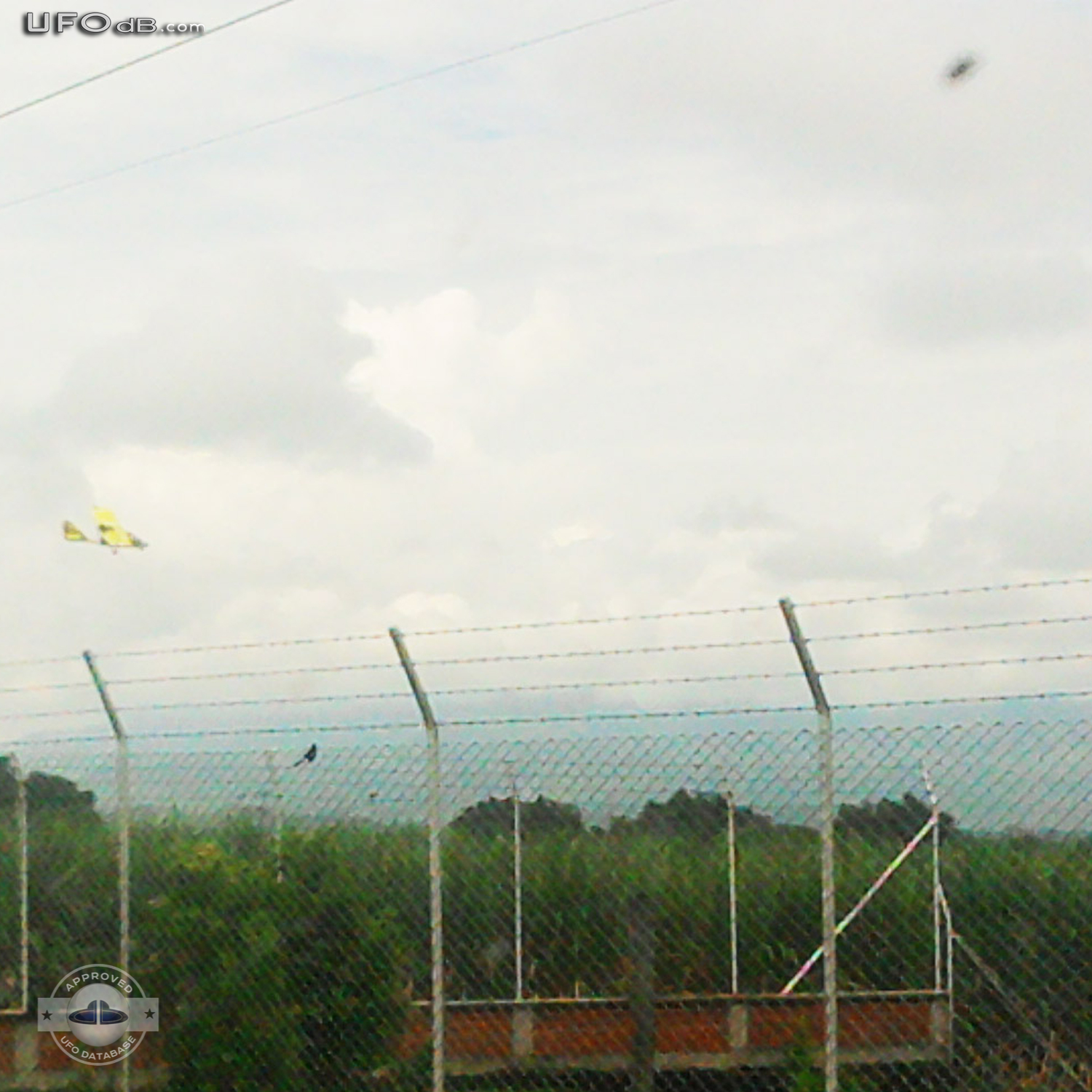While looking at planes a Man see a UFO - Cauca, Colombia - March 2011 UFO Picture #280-2